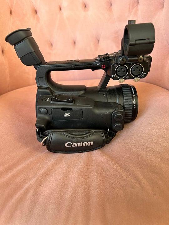 Canon XF 105 Camera and accesories - cap, battery, battery charger, camera