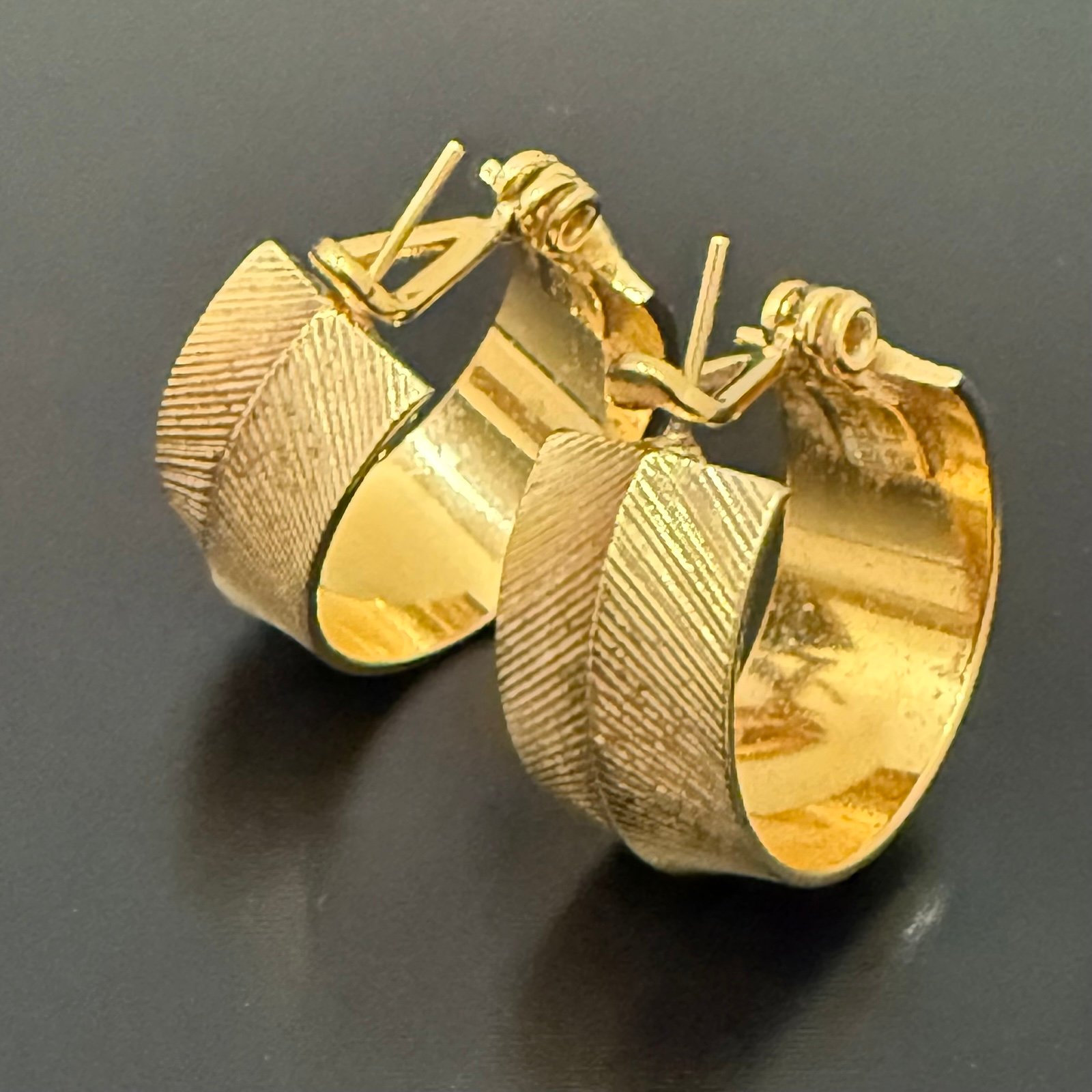 MONET Brushed Chevron Gold-tone Chunky Small Hoop Huggie Pierced Earrings 10g.