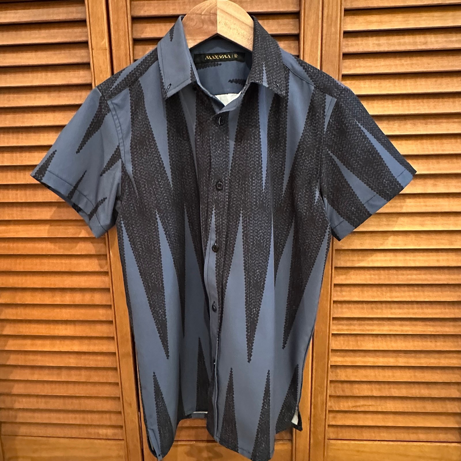 Like new Boys Manaola button down aloha shirt