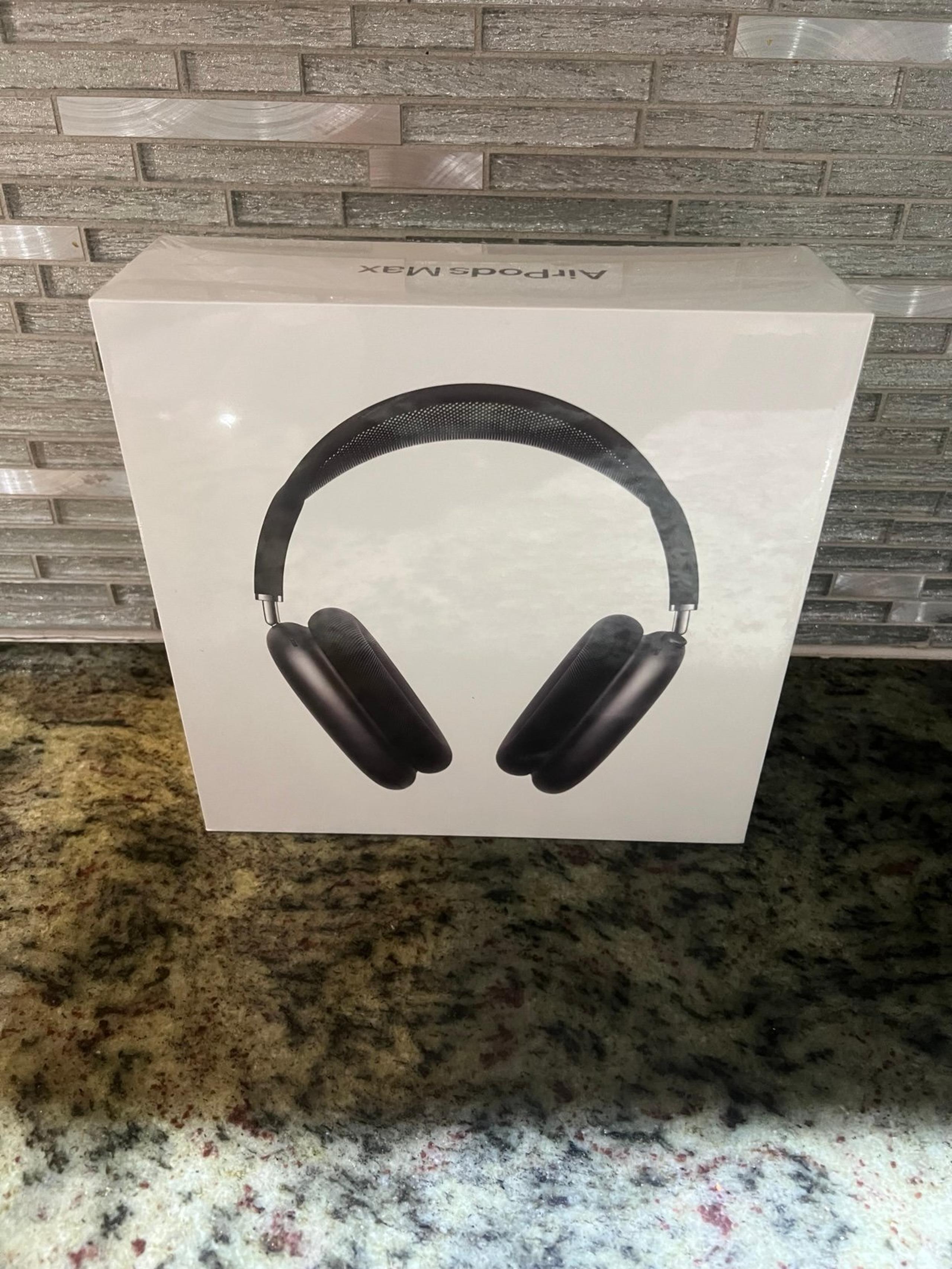 Apple AirPods Max with Smart Case & Lightning USB-C Cable