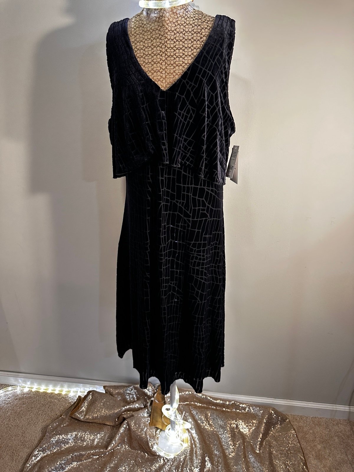 Halston Black Velvet Textured V-Neck Zip Back Midi Sleeveless NWT Dress 8