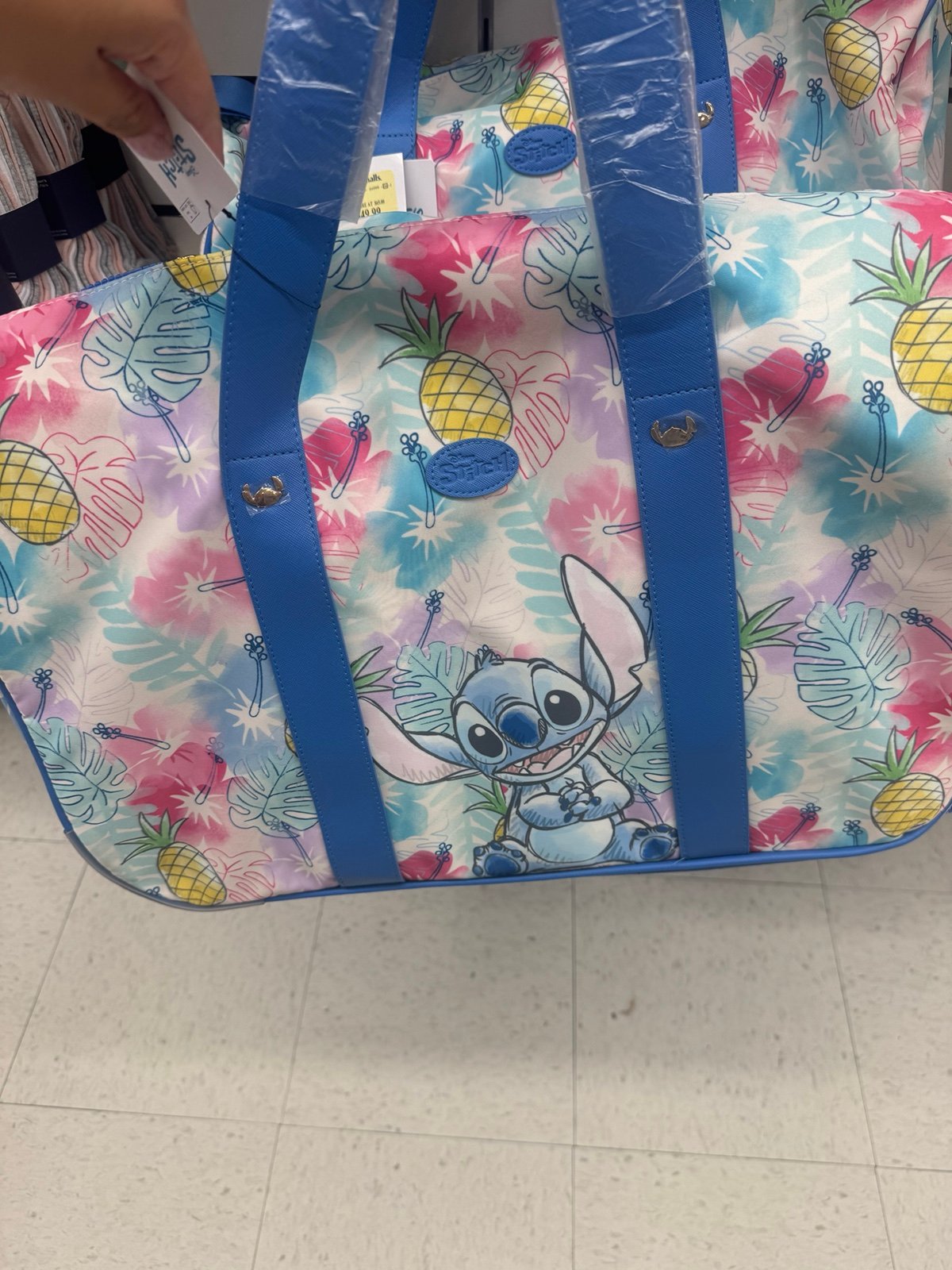 Stitch duffle bag w wheels