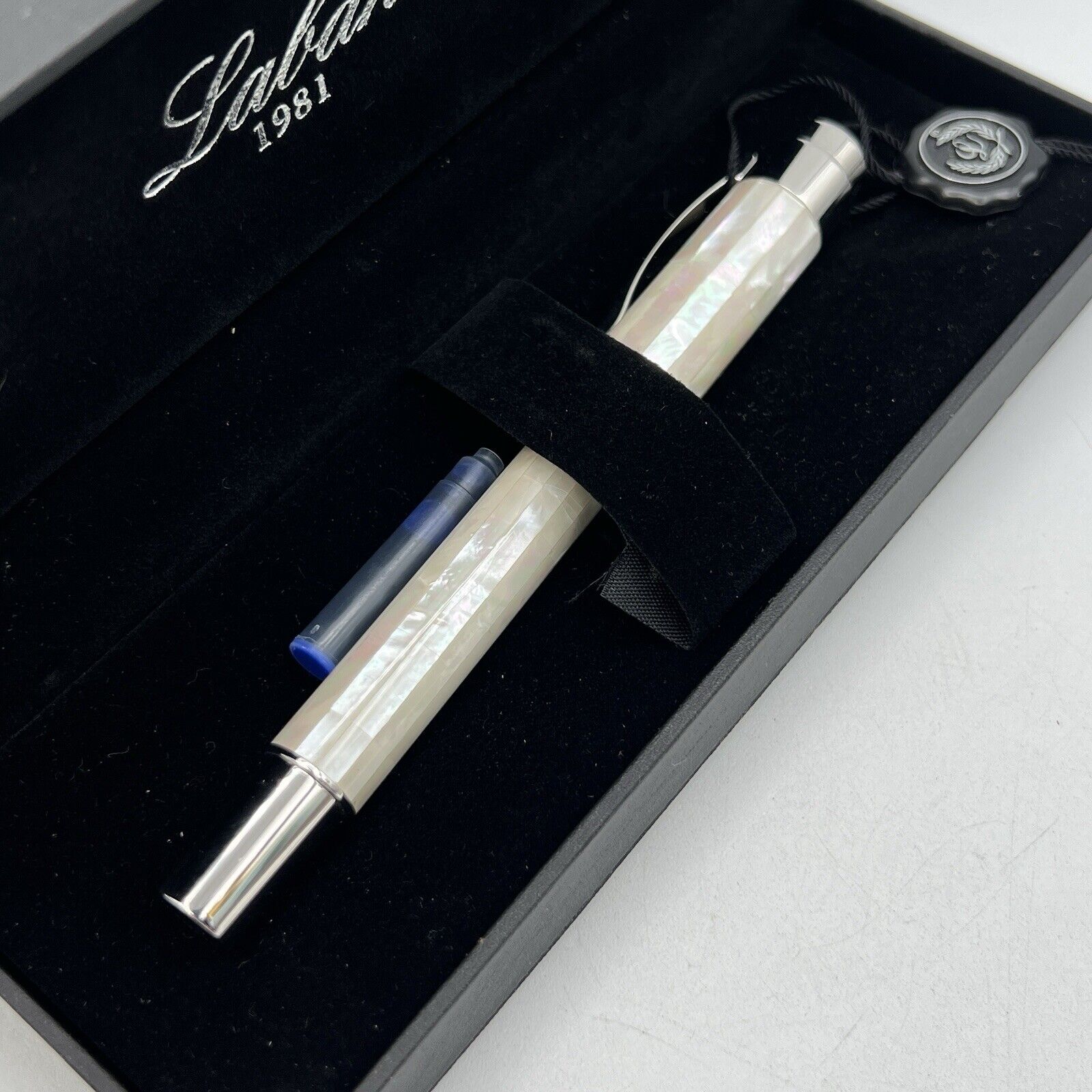 Laban Mother of Pearl Fountain Pen in White B Broad Point & Blue Cartridge NEW