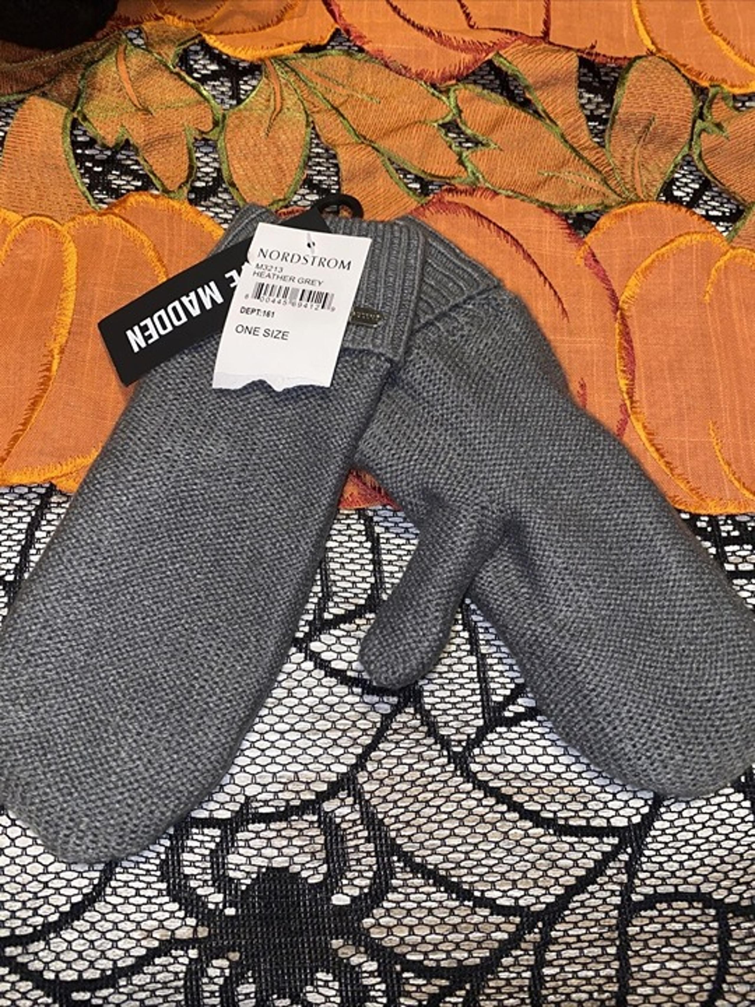STEVE MADDEN Grey Knit Fleece Lined Mittens One Size. warm winter