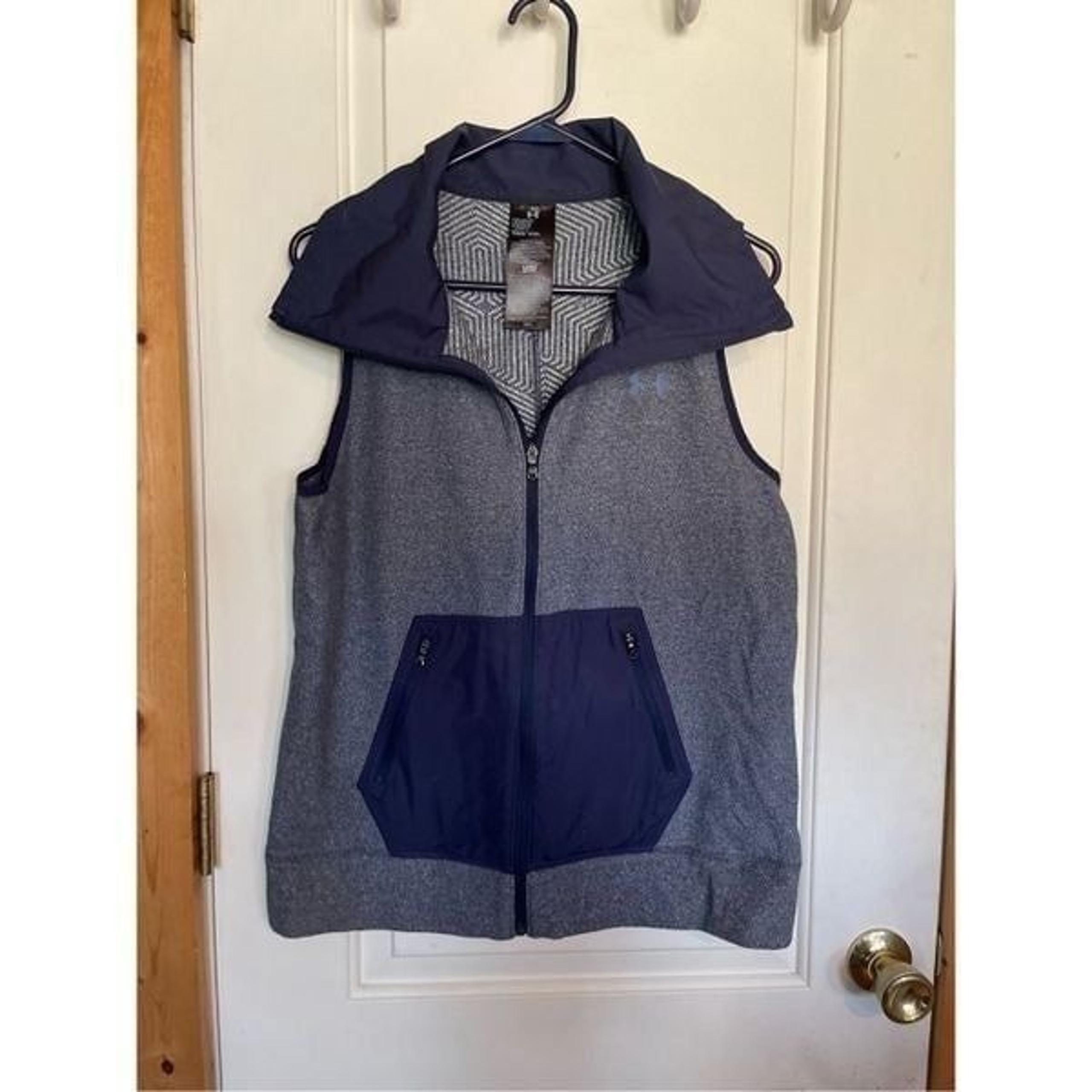 Under Armour women’s vest size L cold gear full zip closure 2 tone blue in color