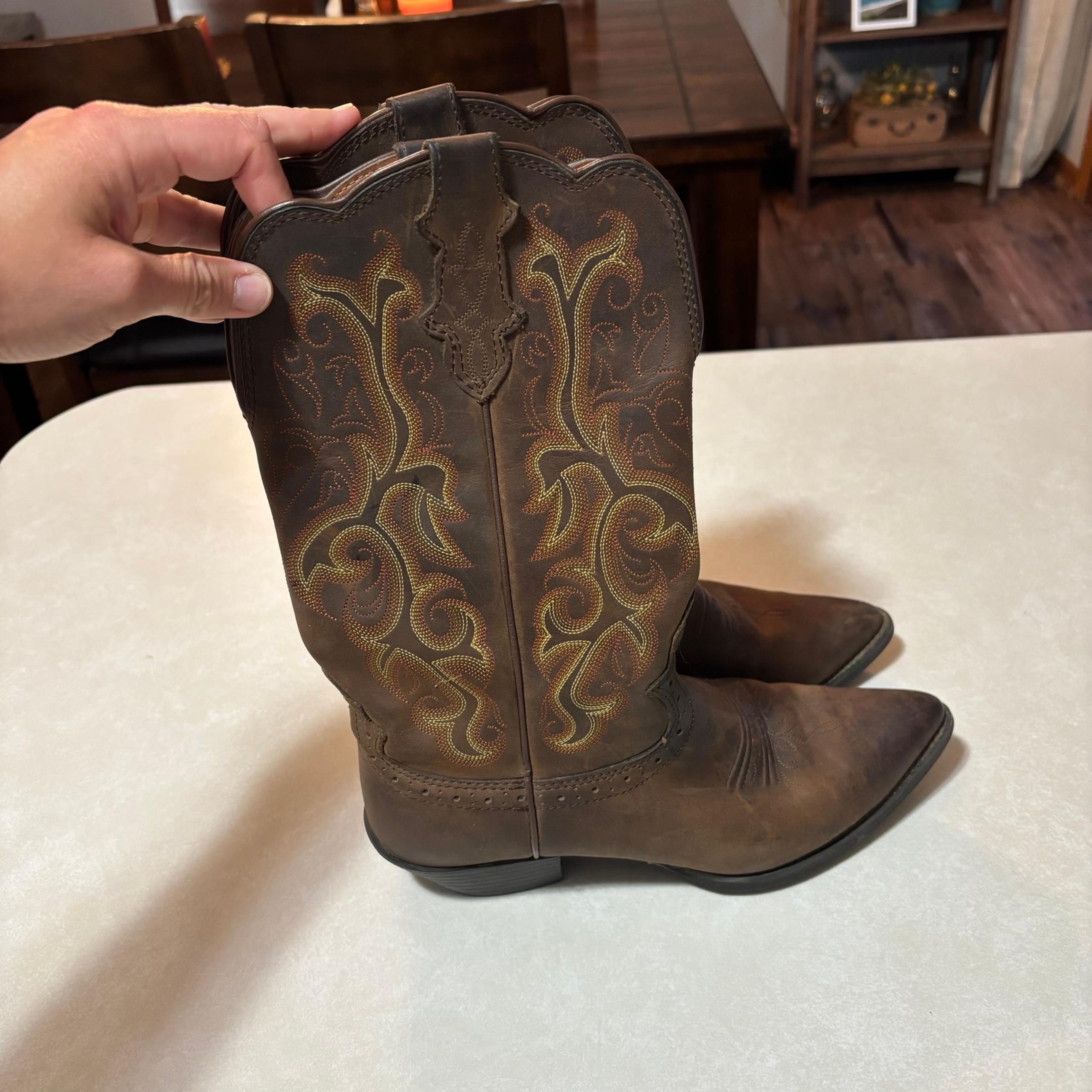 Justin Cowboy Boots- size 8