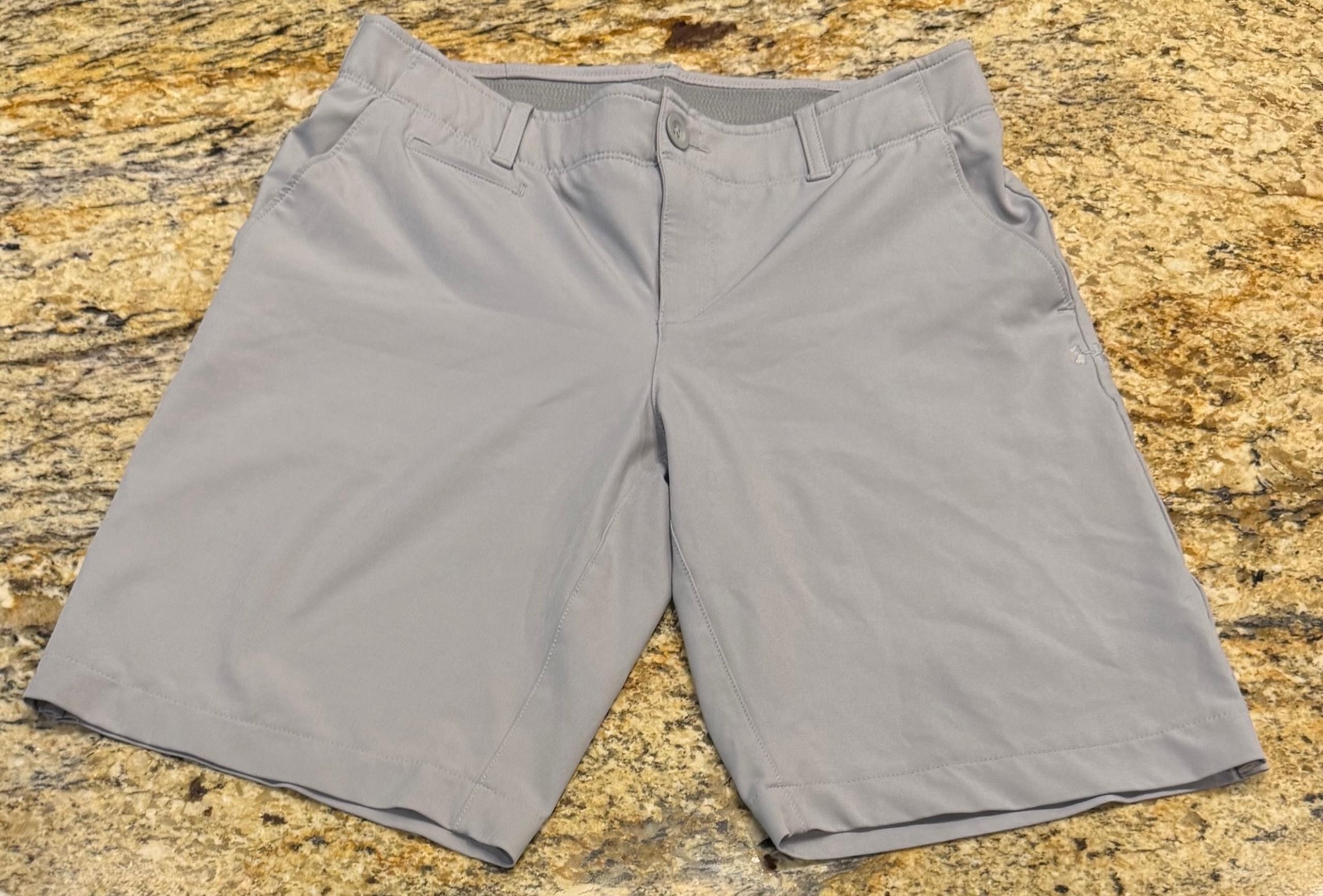 Under Armour Women’s Size 4 Heat Gear Golf  Gray Chino Shorts