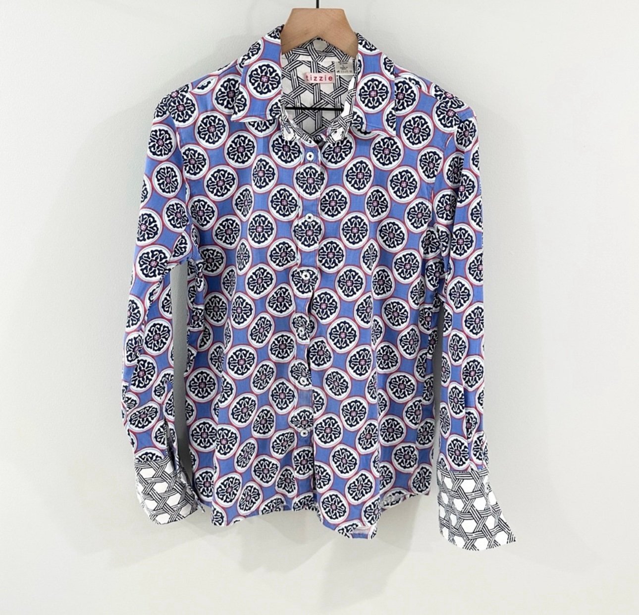 Tizzie Blue Medallion Button Front Blouse Size Large
