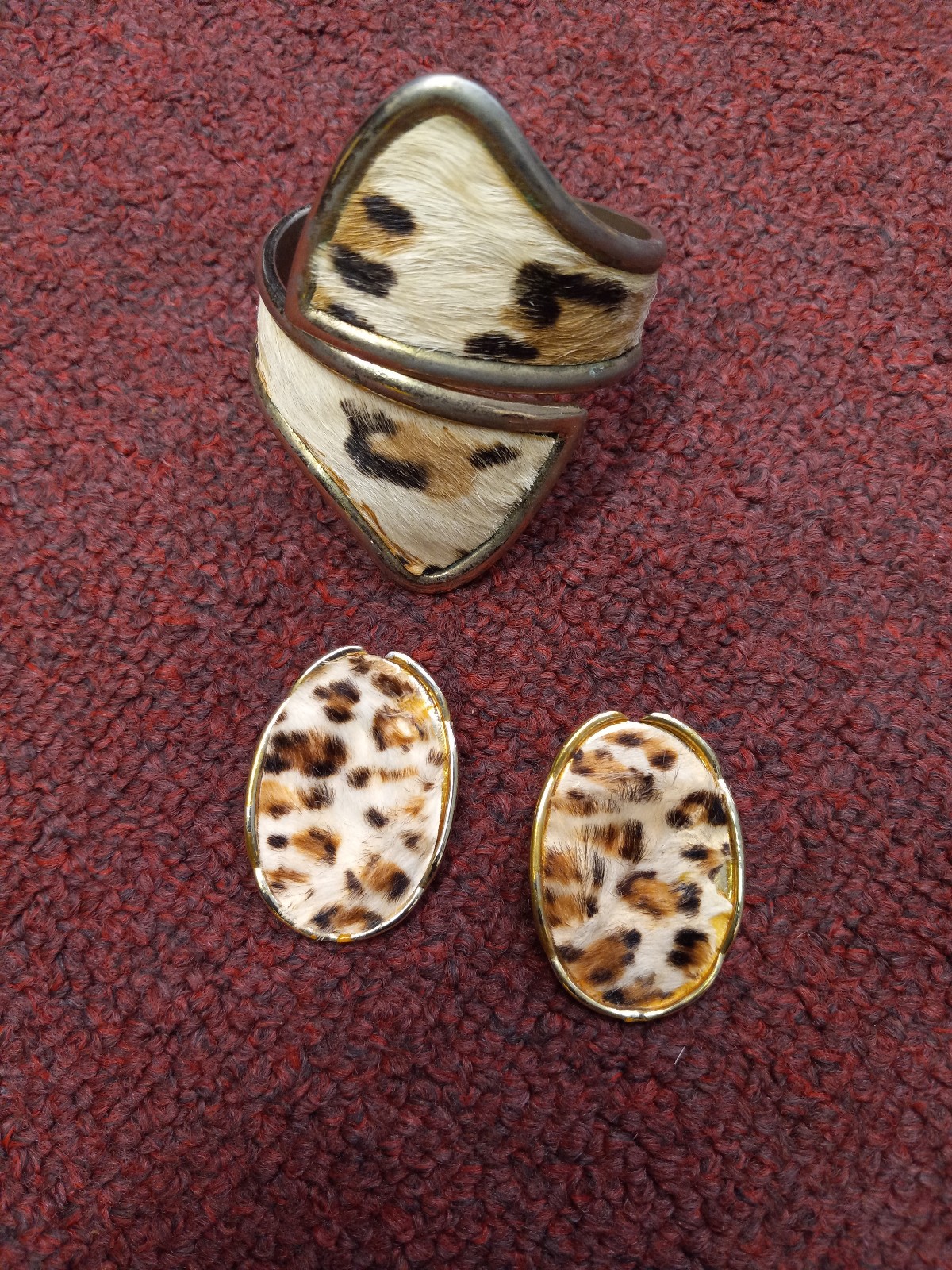 Vintage gold tone leopard Clapper bracelet with matching clip-on earrings