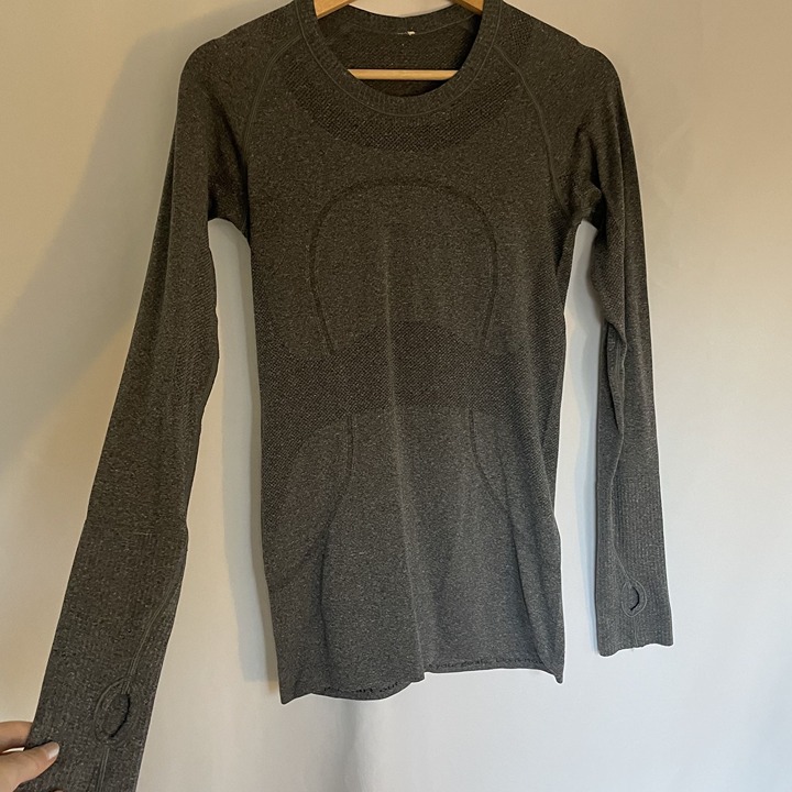 Lululemon Athletica gray long sleeved shirt knit design running compression