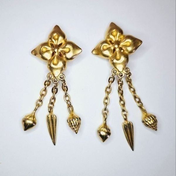 Vintage 1960s Heavy Large Matte Gold Tone Floral Star Dangle Clip On Earrings