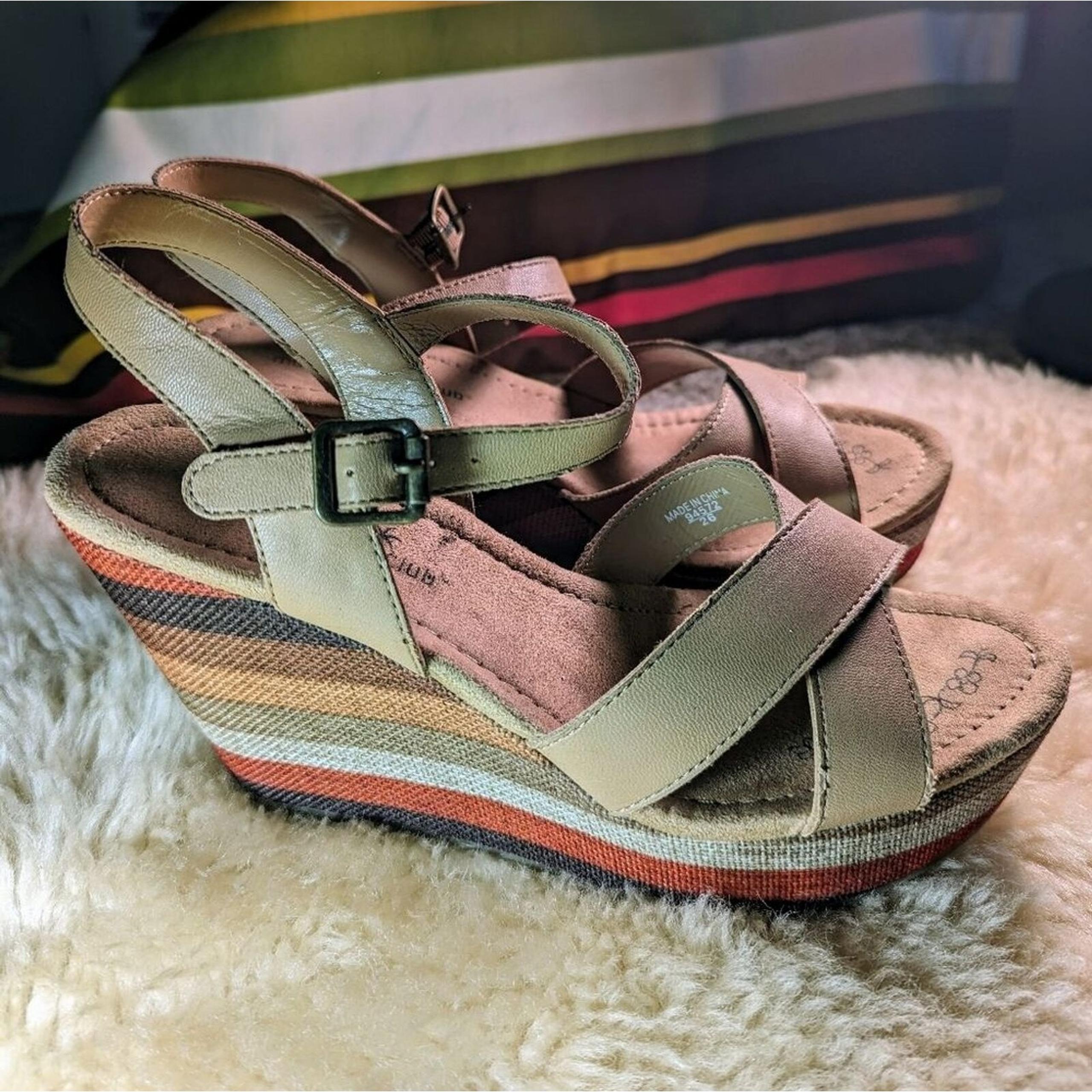 LAST CHANCE - Montego Bay Club wedge sandals - Size 8