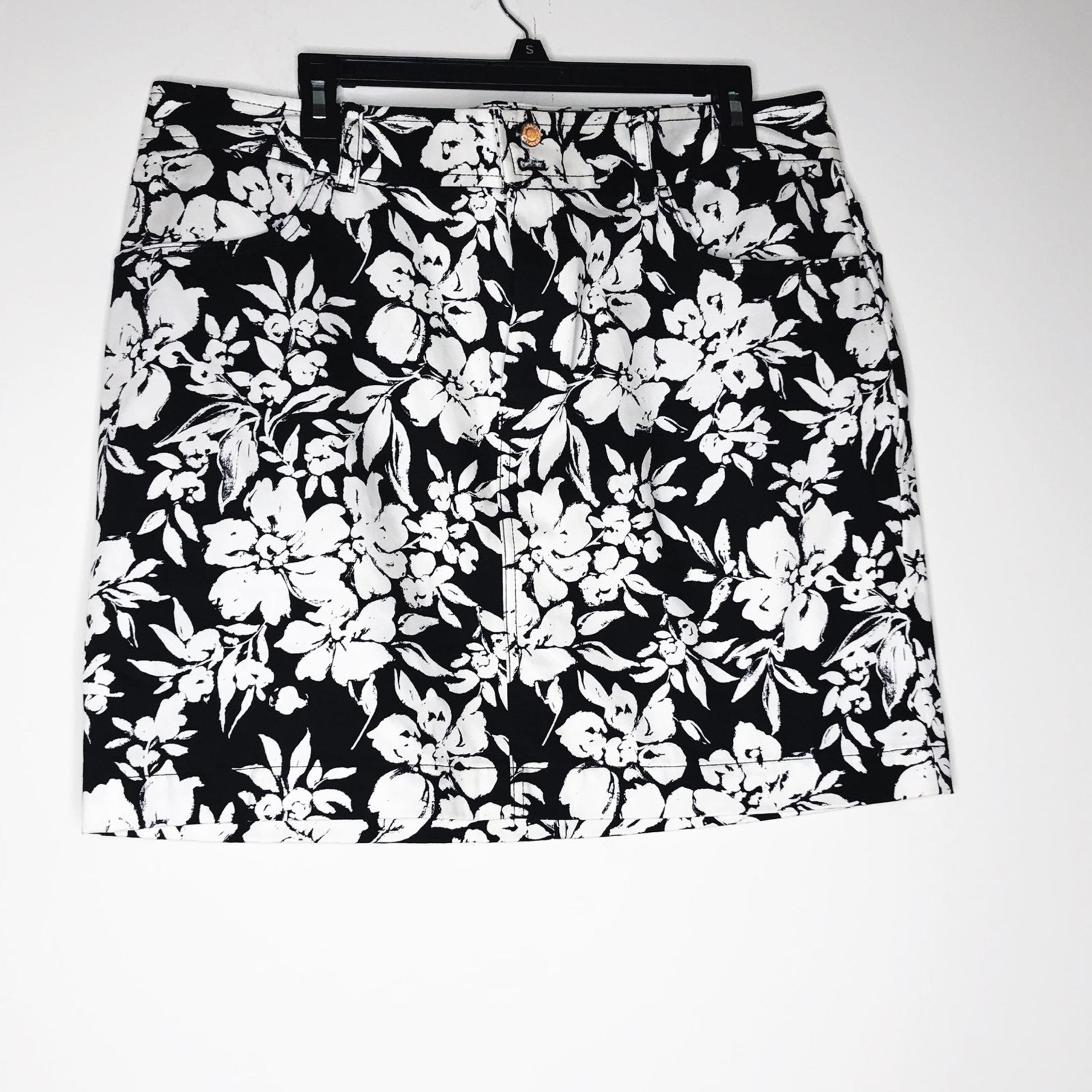 CHAPS black and white mini skirt.