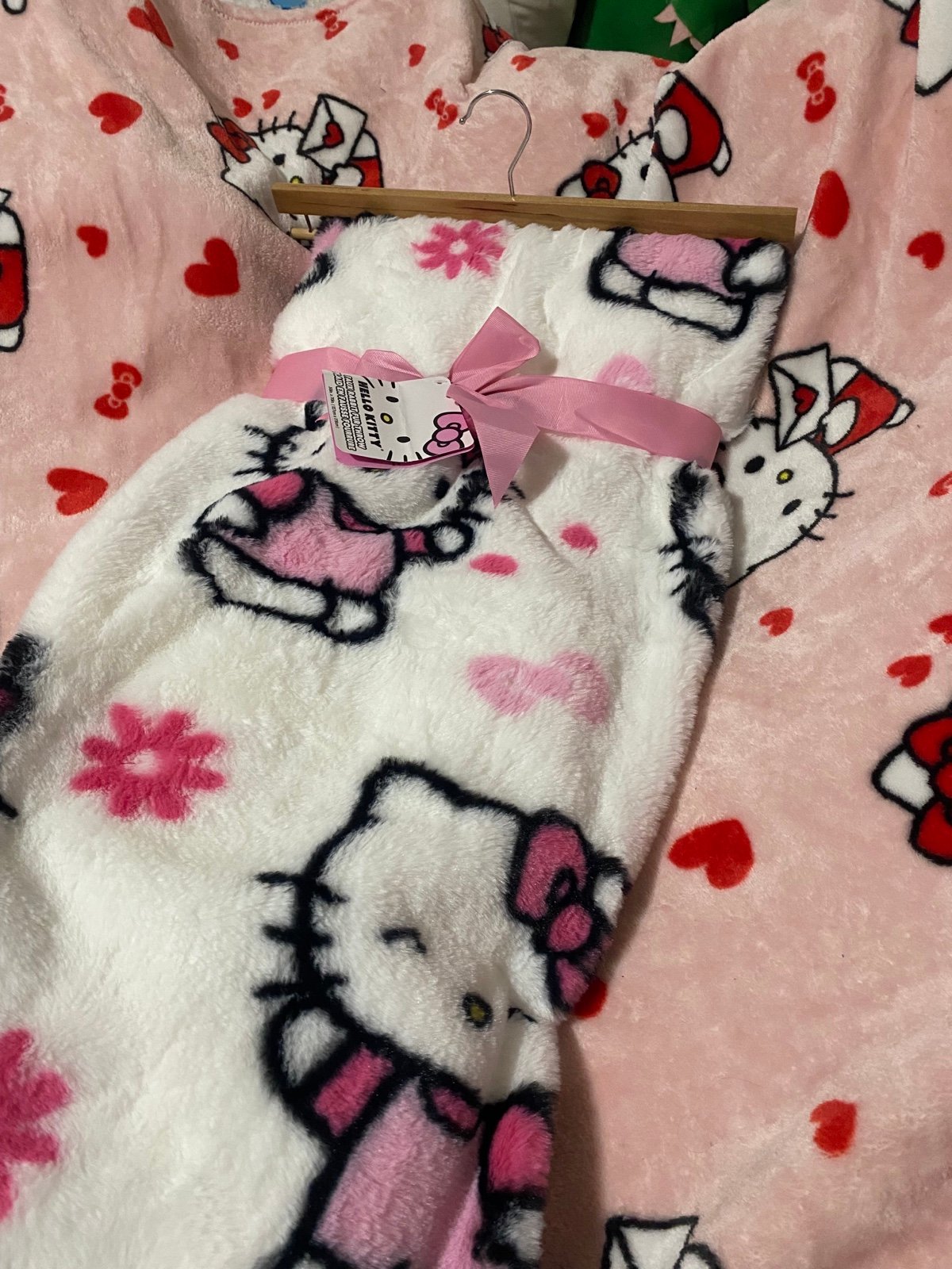 Hello Kitty Pink Daisy Faux Fur Throw