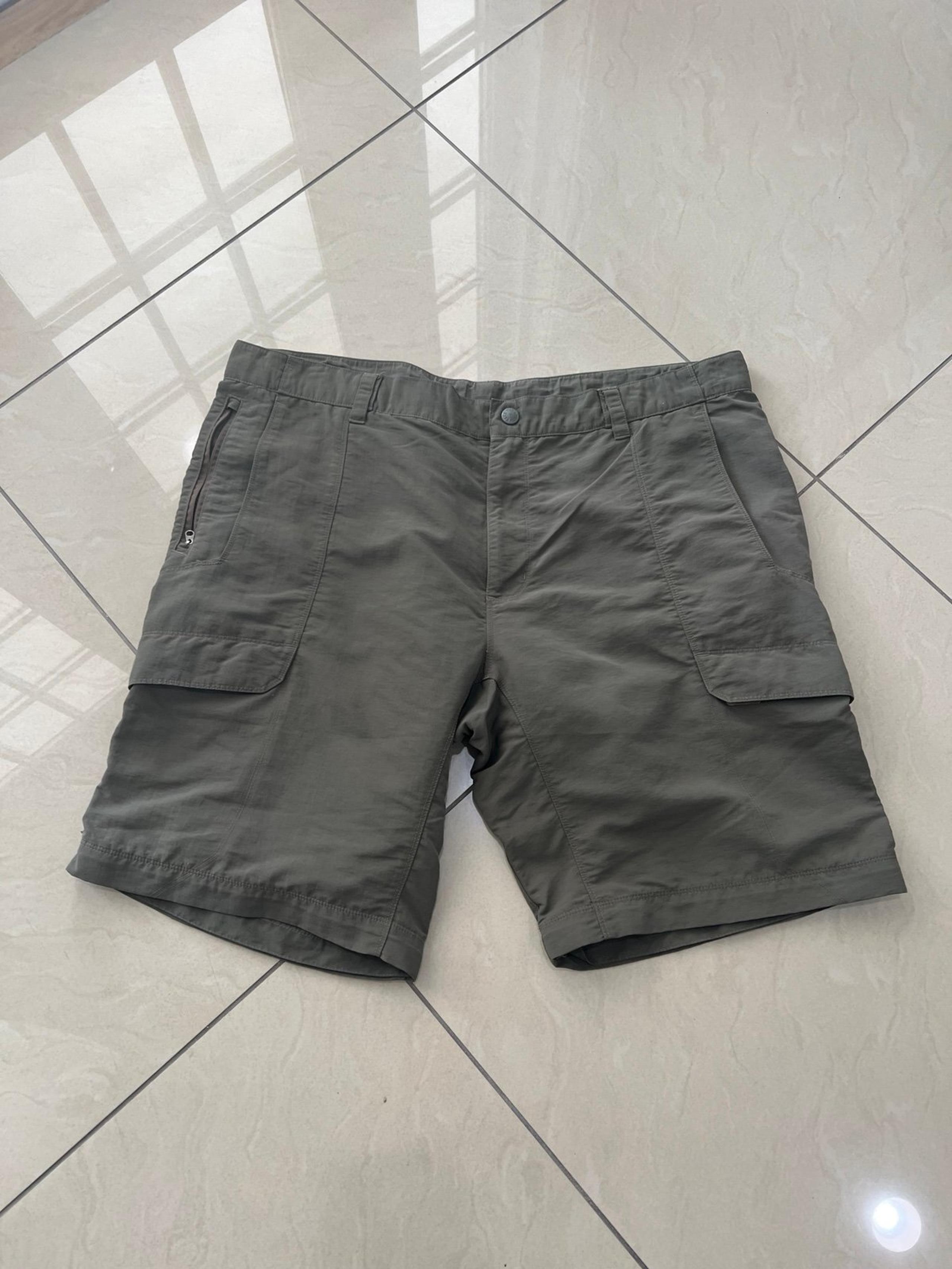 The North Face men’s green cargo shorts size XXL