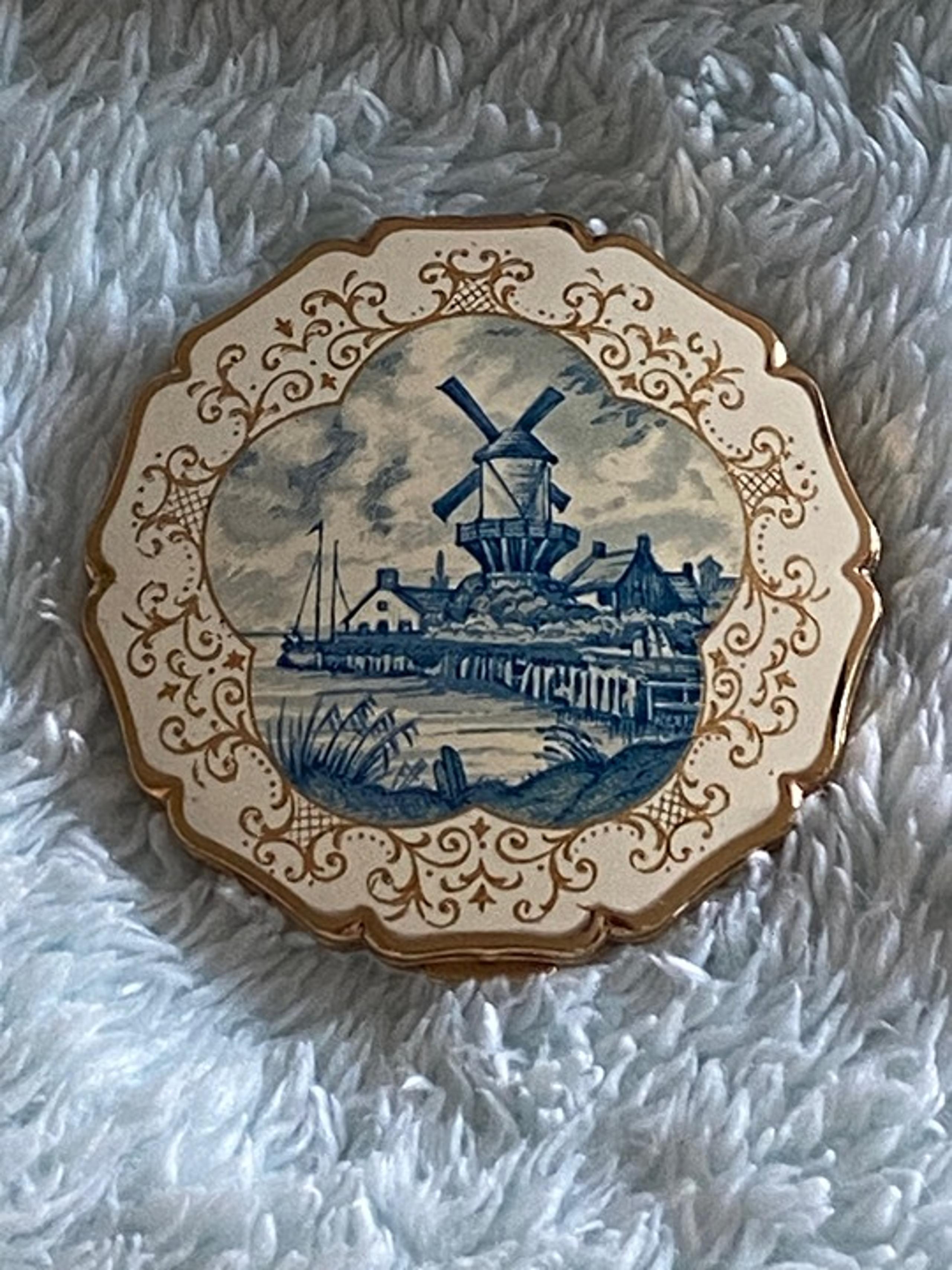 Vintage Stratton Compact Delft Blue Dutch Windmill Scalloped Edges