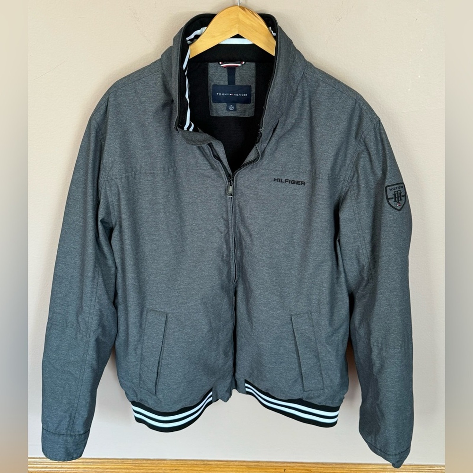 Tommy Hilfiger Men's Gray Zip Up Jacket sz XL water And wind resistant