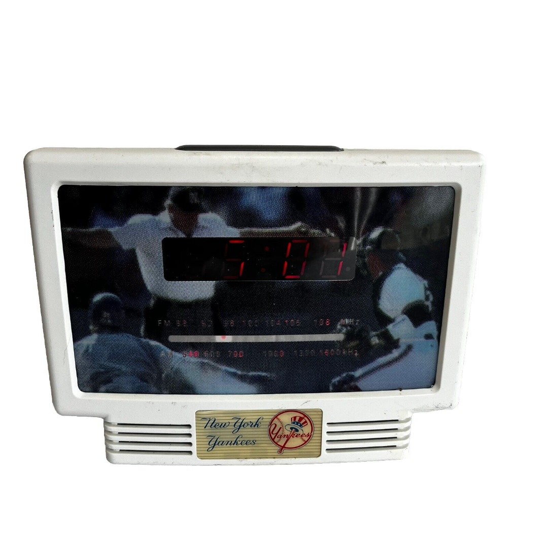 Vintage 1997 MLB New York Yankees Talking Clock AM/FM Radio M361XX