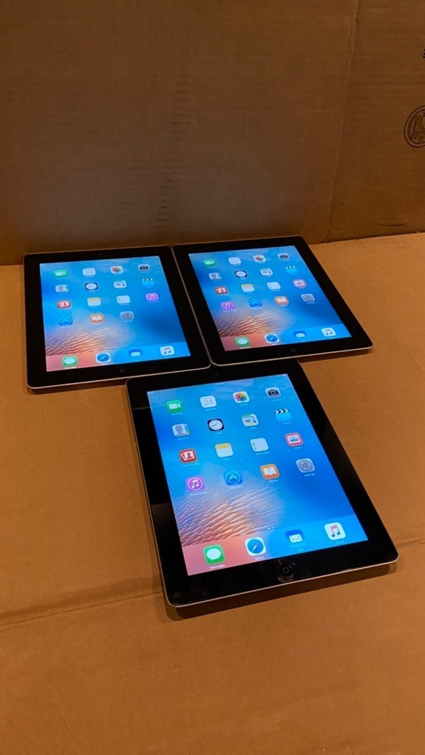 Lot of 3 Apple iPad 2 WiFi 16GB 9.7 Tablets - SALE OF THE DAY -
