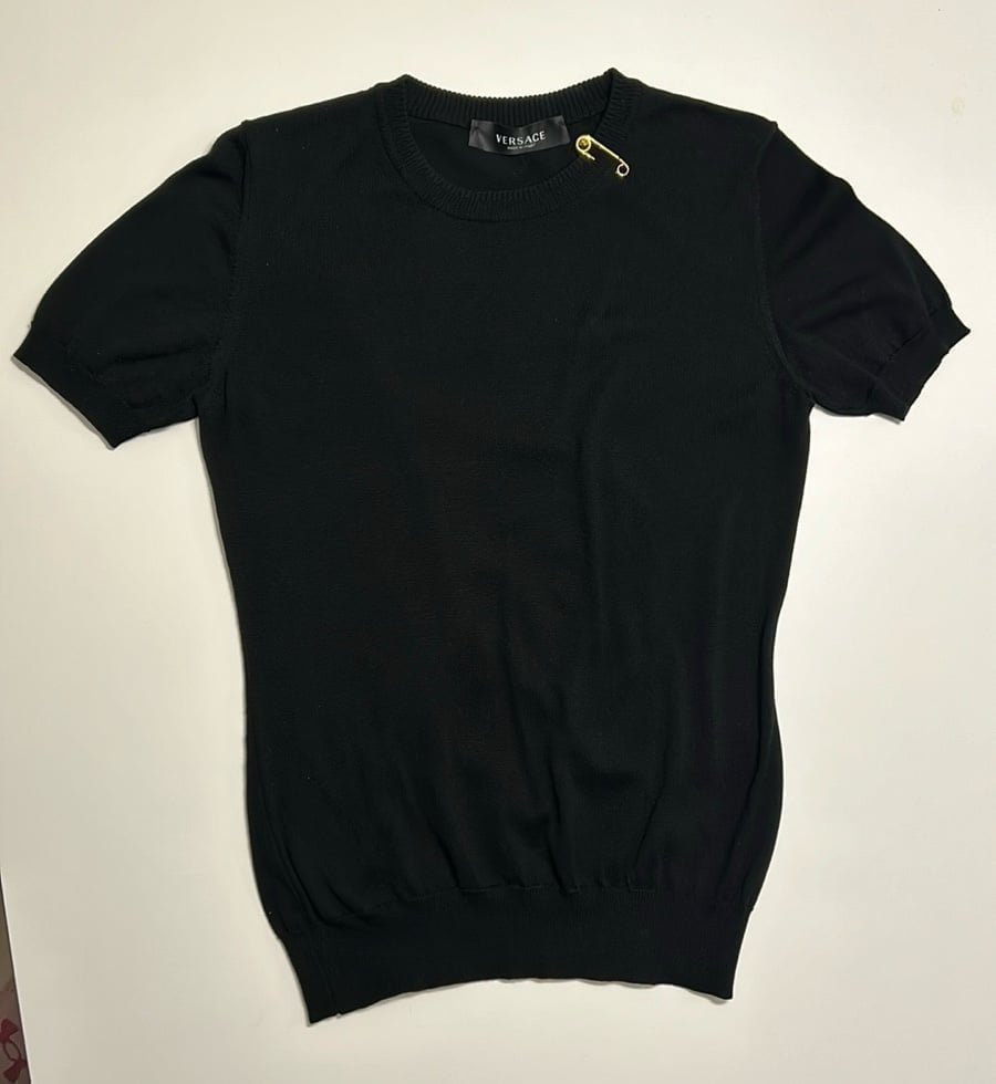 Women’s Versace black cotton knit t-shirt with gold embellished safety pin NEW