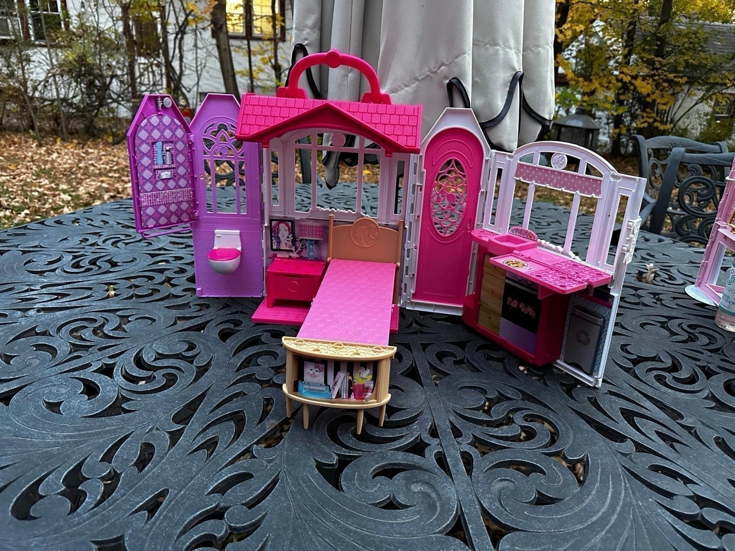 2014 Barbie Glam Getaway House Fold-N-Go Dollhouse Playset