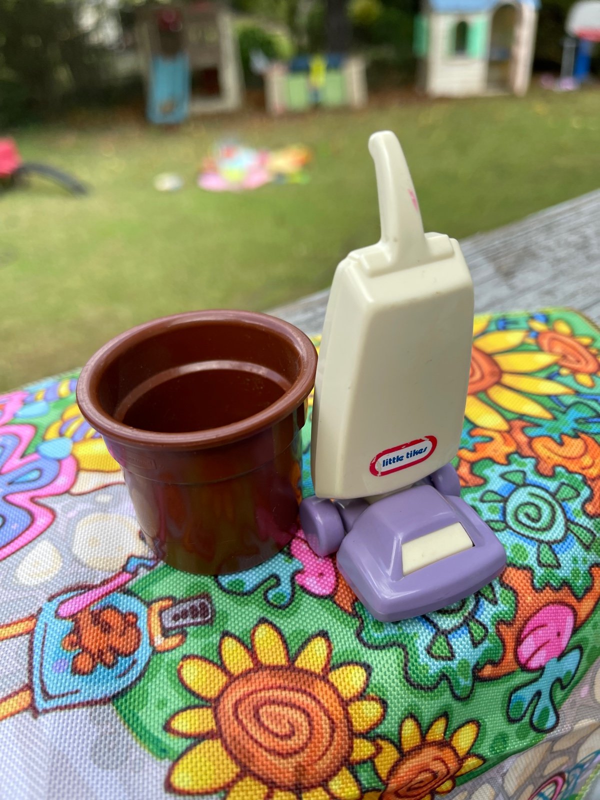 Little Tikes Dollhouse Brown Rubbermaid Roughneck Trash Can And Vacuum Vintage