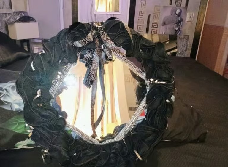 Lays Creation Mirror Towel Wreath