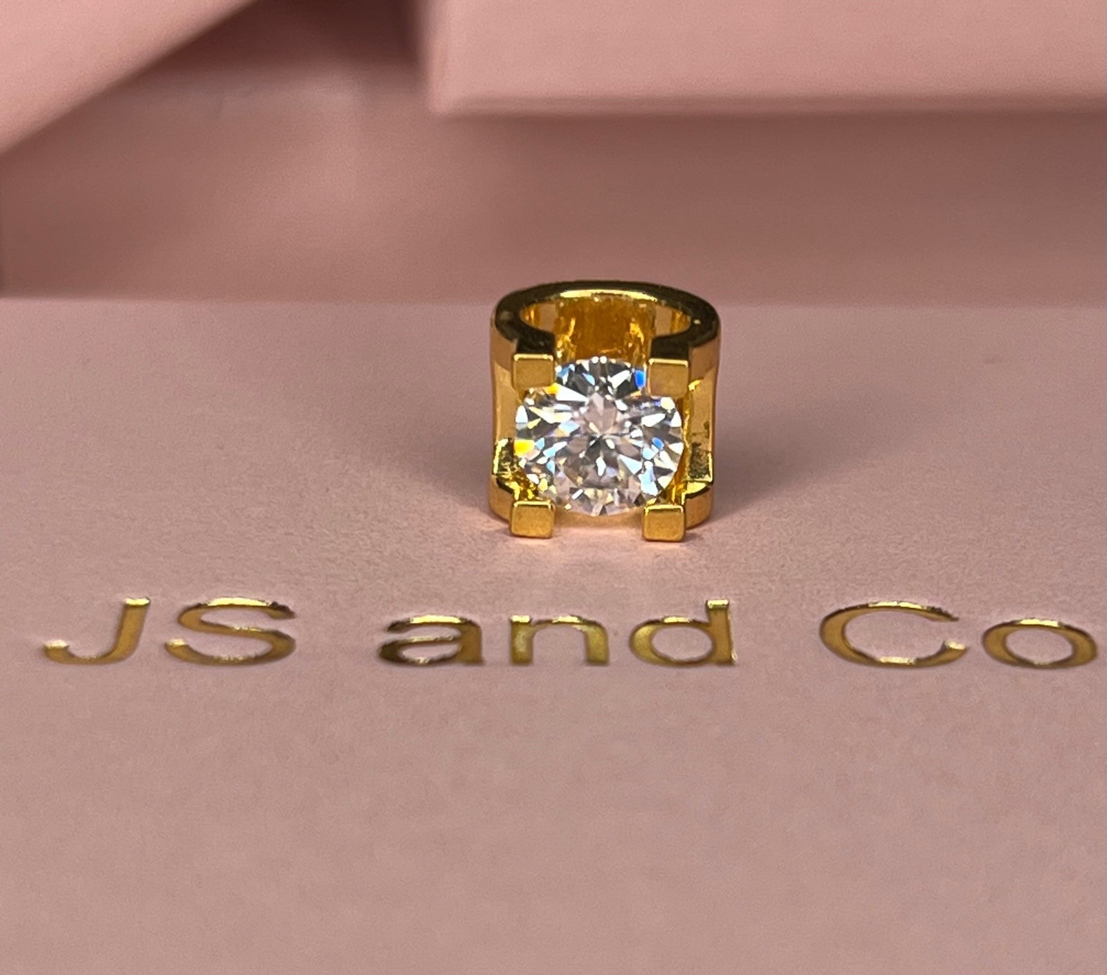 1 carat moissanite pendant in 18k solid gold