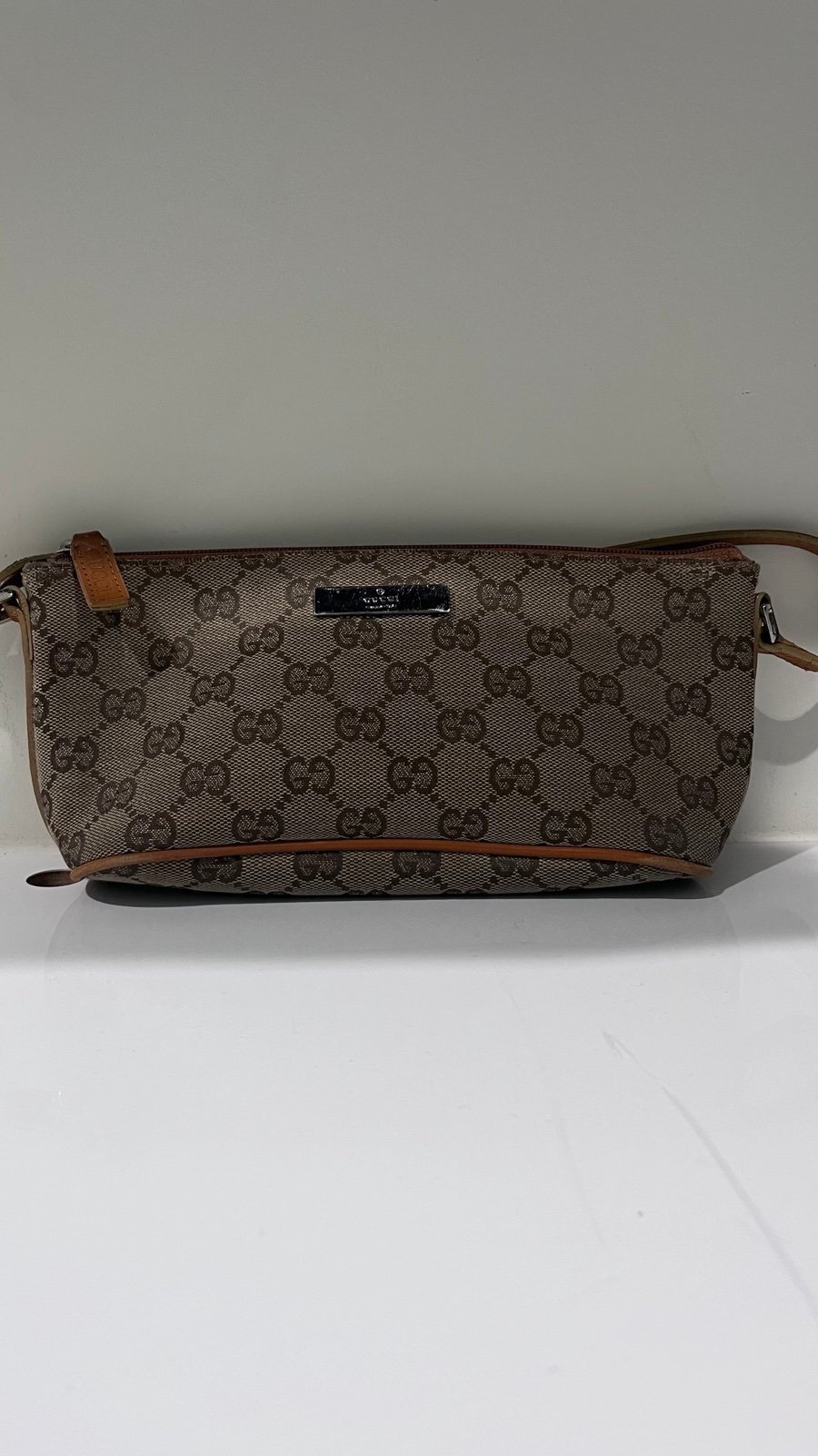 GUCCI BOAT POCHETTEI in Great Condition Beig GG Canvas &leather Condition 10/10
