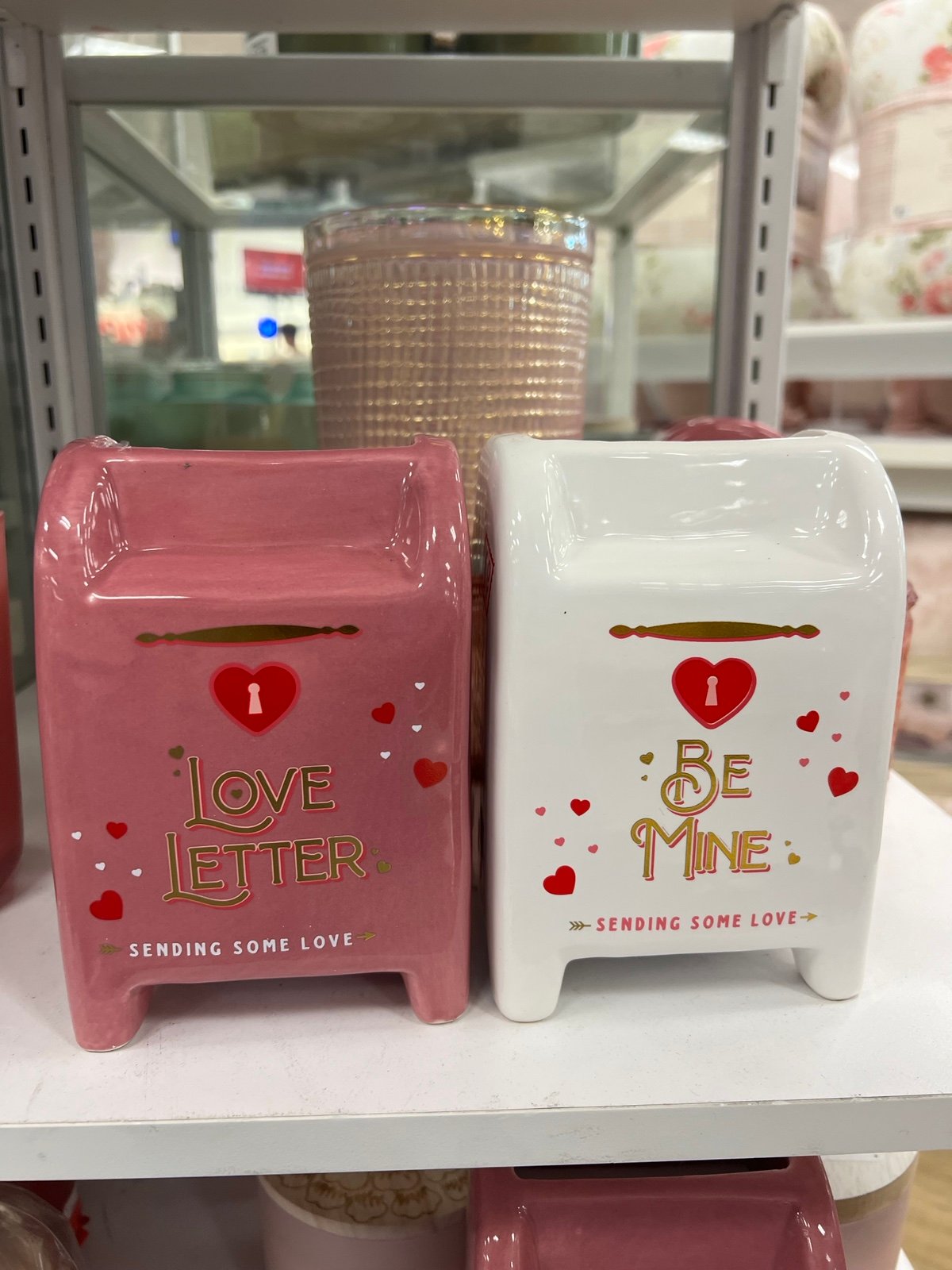 2 DW Homw valentine mailbix candles !