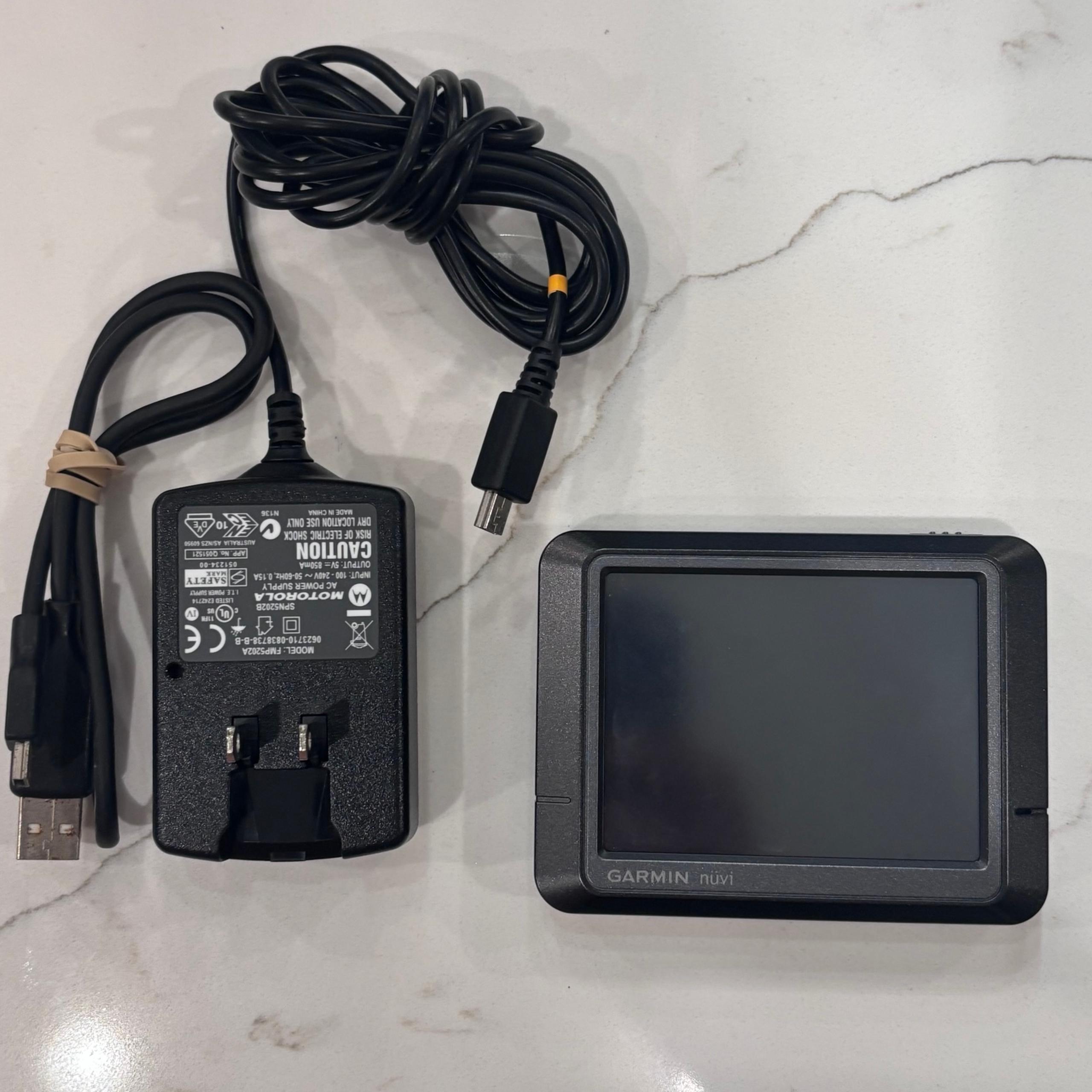 Garmin Nuvi 275 Automotive GPS Navigation System Bundle
