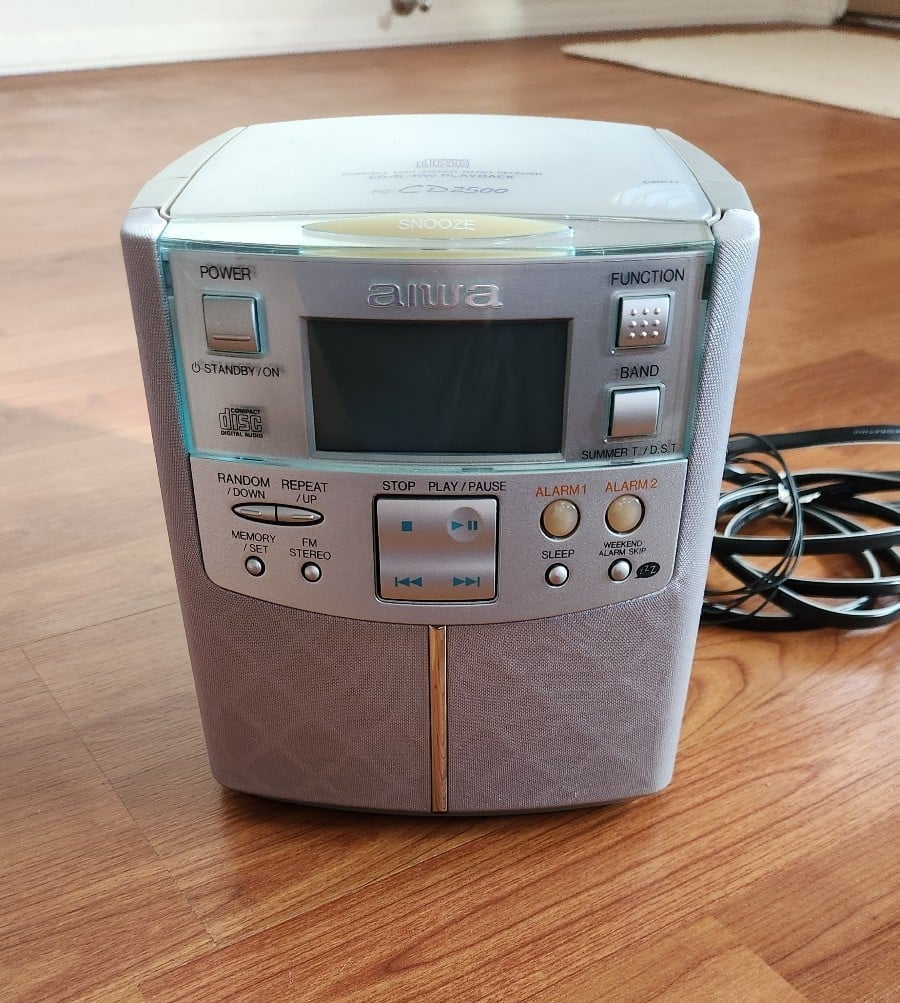 Aiwa FR-CD2500 CD Clock Radio with Digital Tuner, works well, display is dim