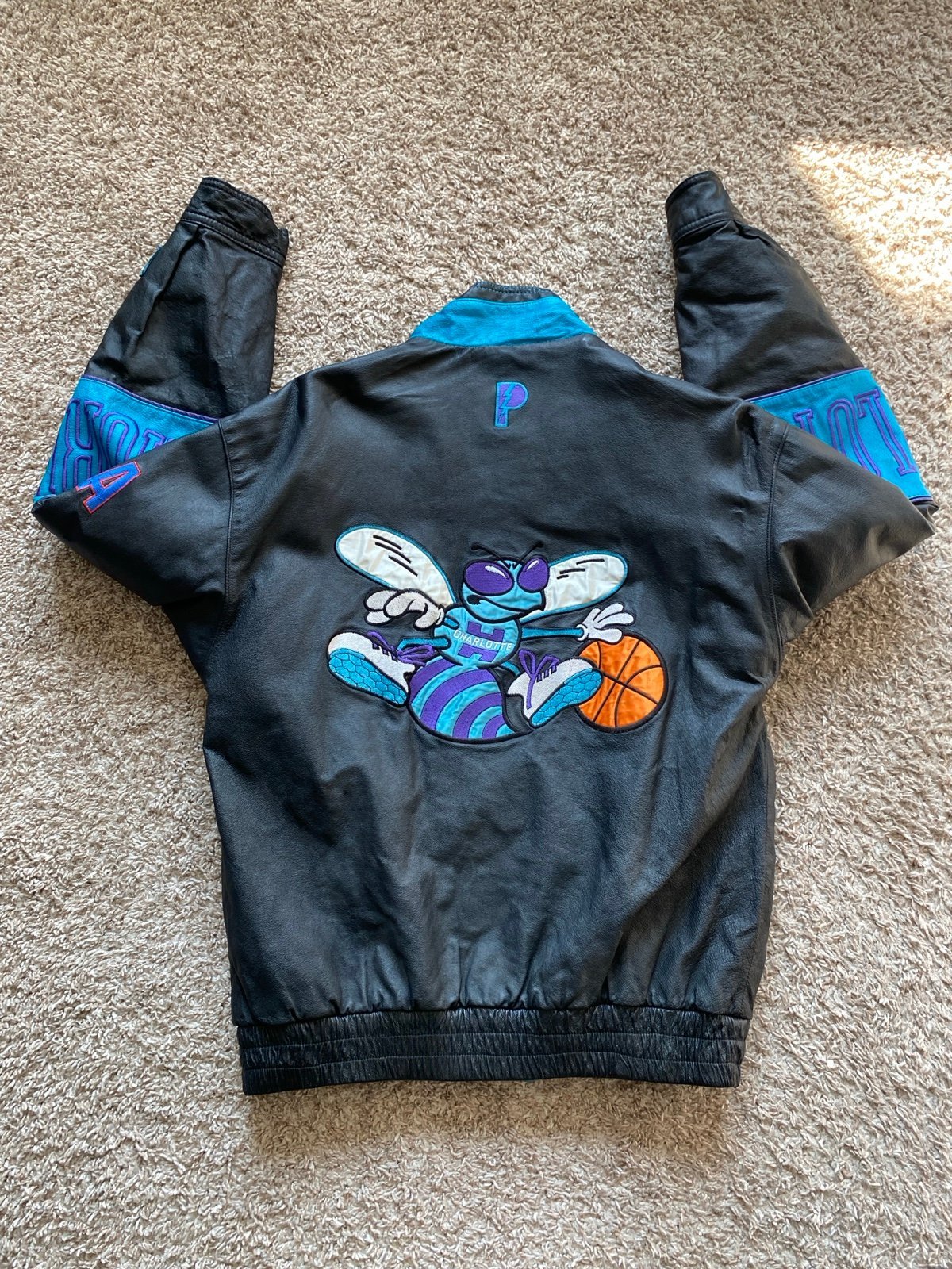 Vintage 1990’s NBA Charlotte Hornets Pro Player Leather Jacket Men’s Size SMALL