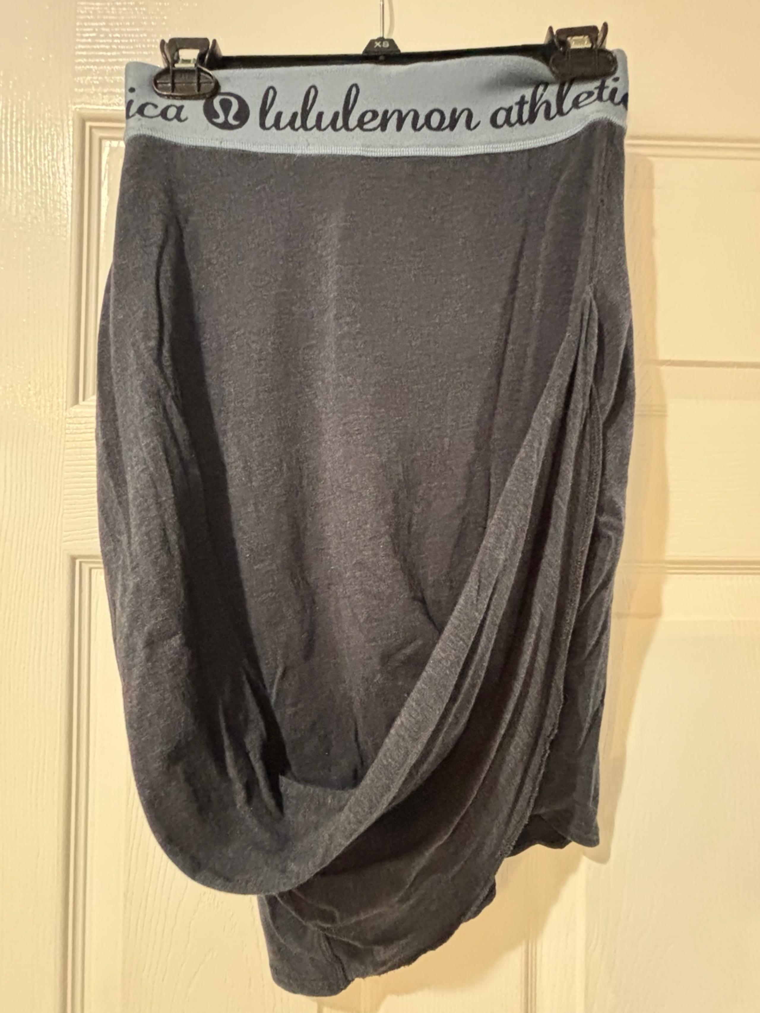 Lulu lemon Logo skirt size 6