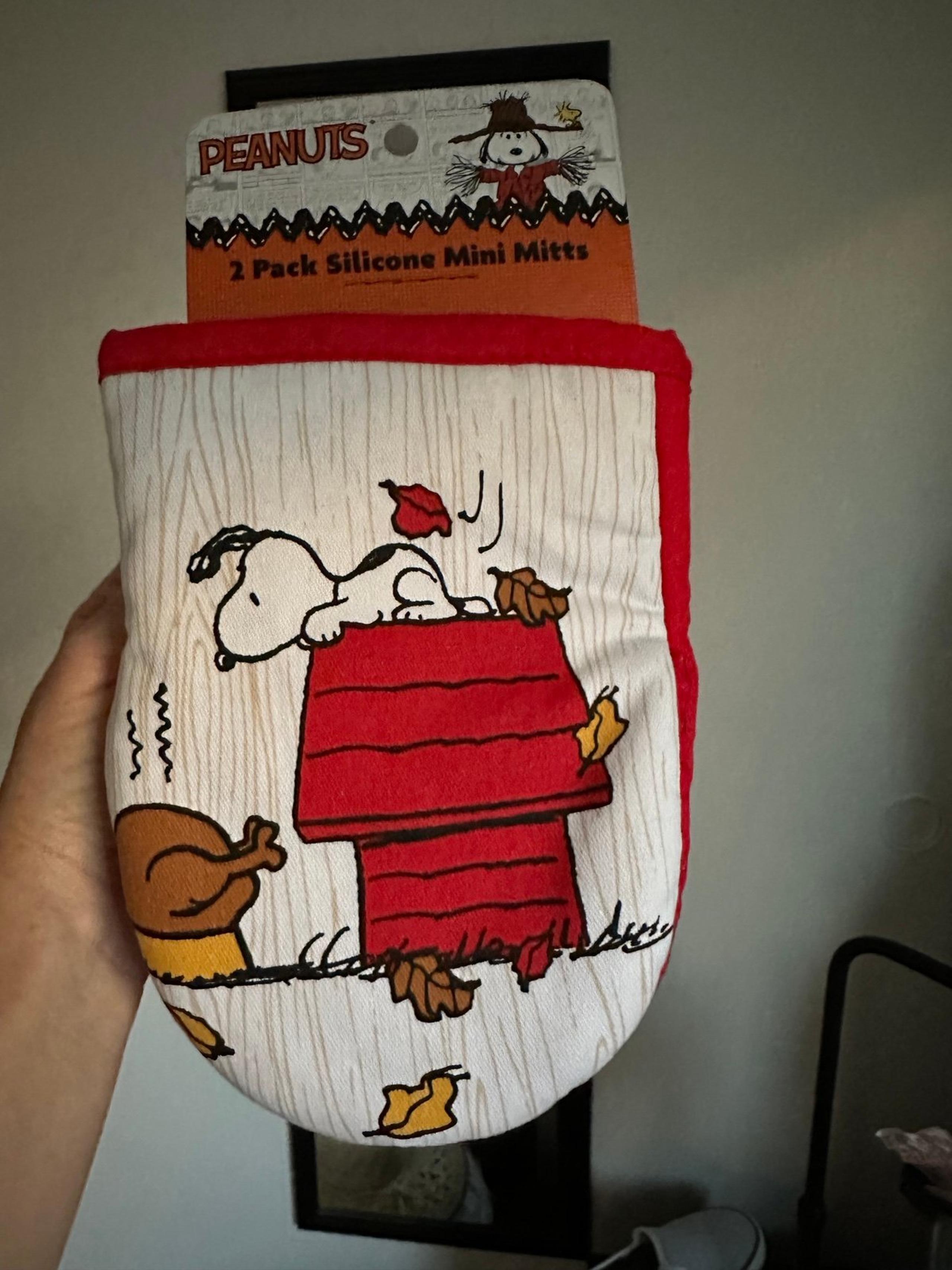 NEW Peanuts SNOOPY 2 Pack Mini Oven Mitts Christmas Holiday Season!