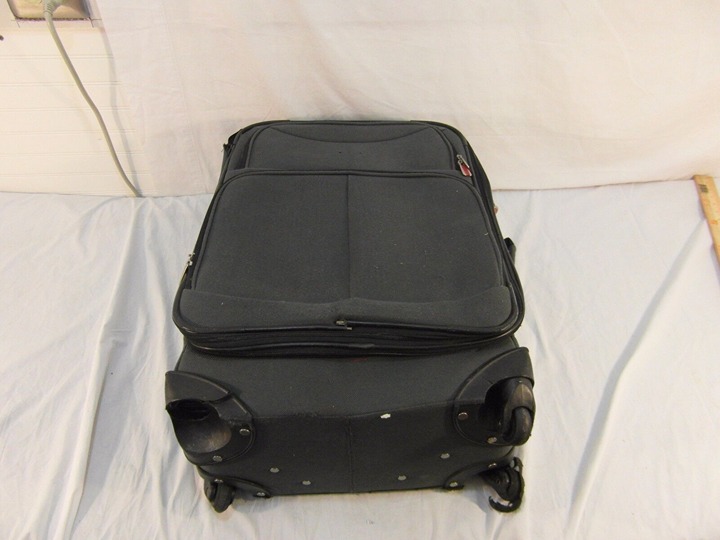 CONCOURSE GREEN BLACK ROLLING LUGGAGE SUITCASE BROKEN WHEELS SMALL HOLE NM 32622