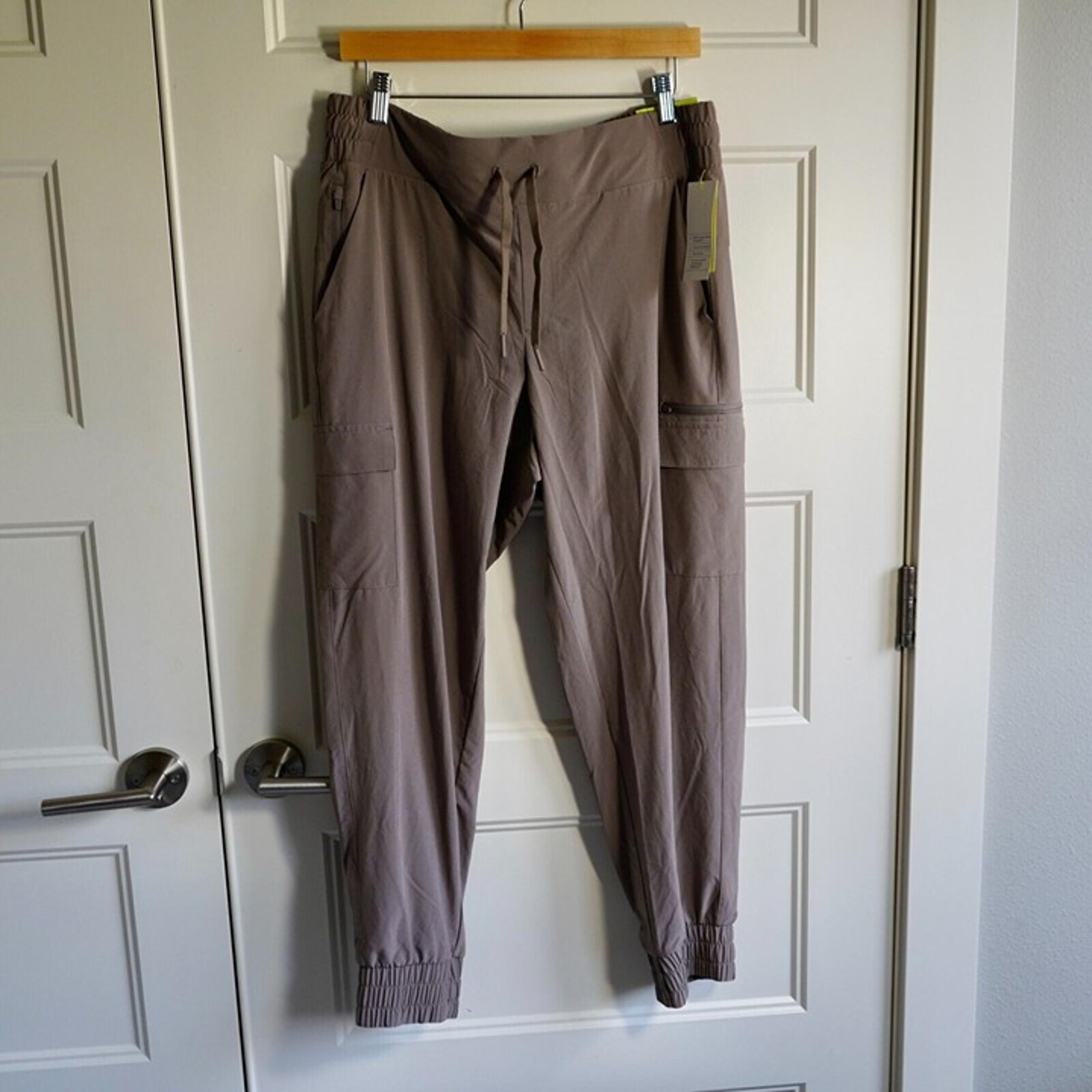 All in Motion Women's Mid Rise Stretch Woven Cargo Pants Brown Size Large