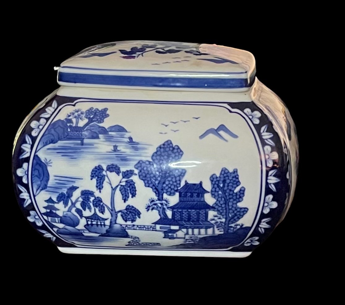 Vintage Bombay Co. Porcelain Chinoserie Blue Willow Ginger Jar 6.5 x 8 x 8