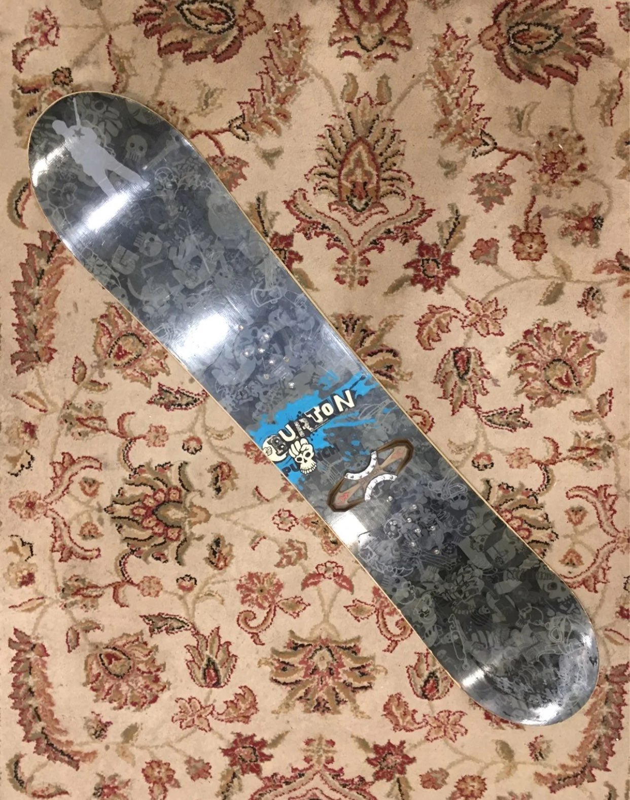140cm Burton snowboard Dual Zone ego with skulls and Demon bats church elect