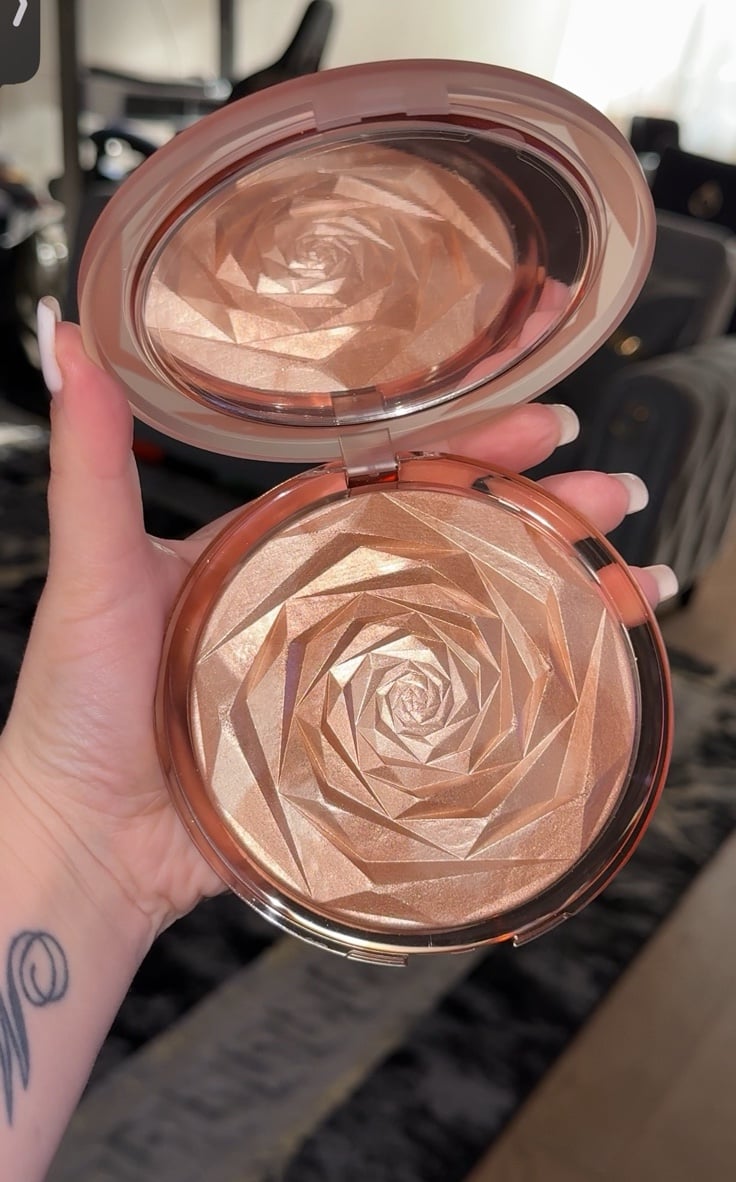 Huda Beauty FLORA ALL OVER HIGHLIGHTING POWDER POUDRE ILLUMINATRICE