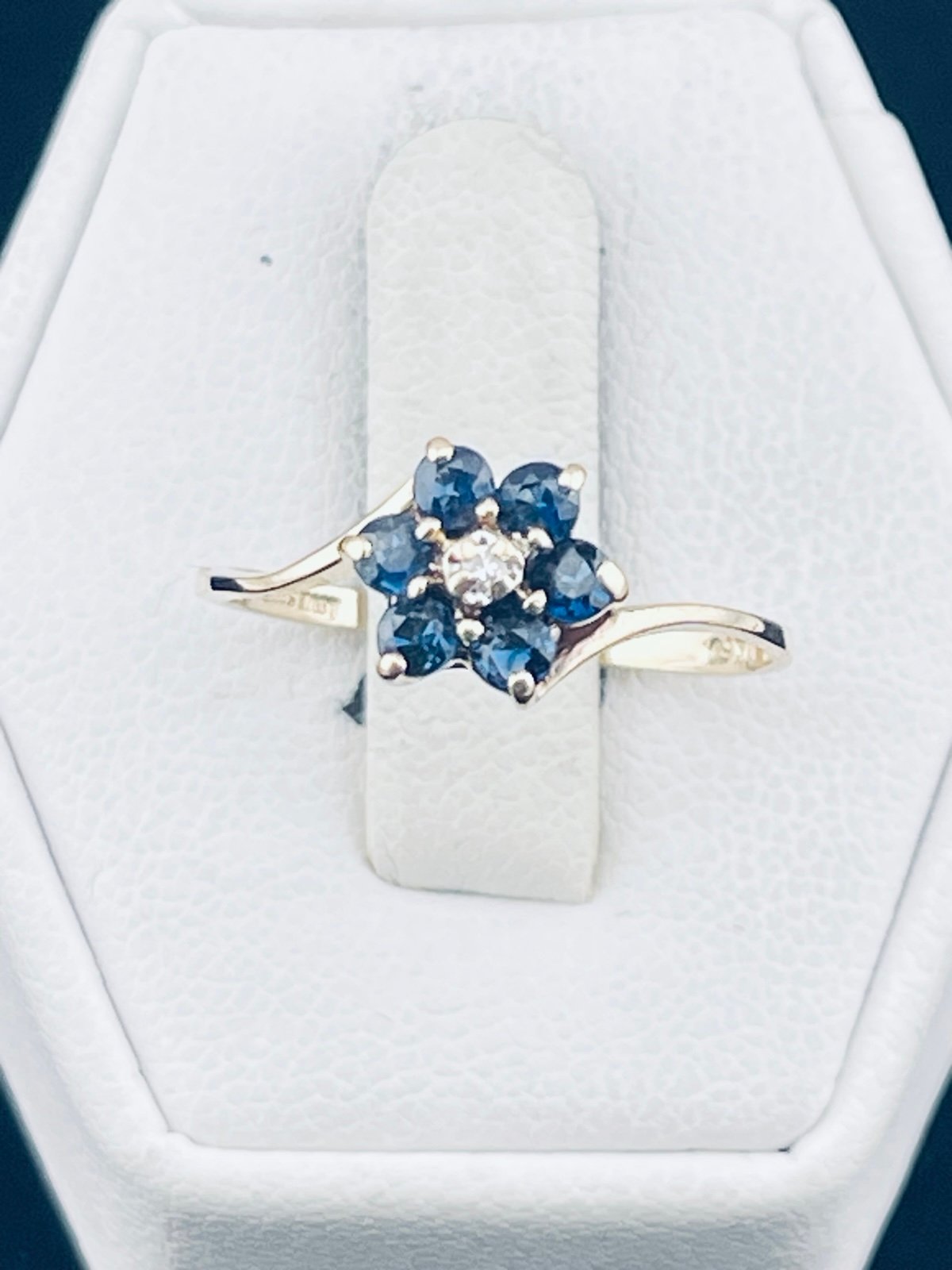 Antique sapphire and diamond flower ring 14 carrot, yellow gold