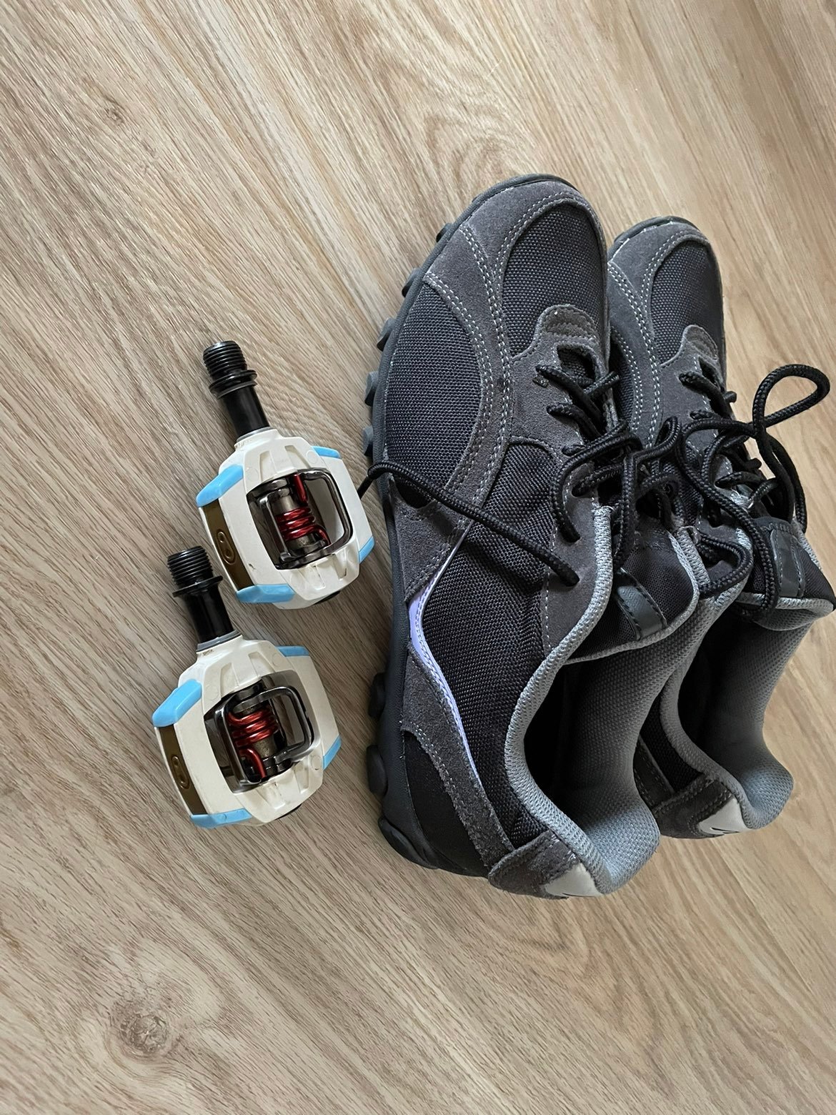 Bike shoes and pedals