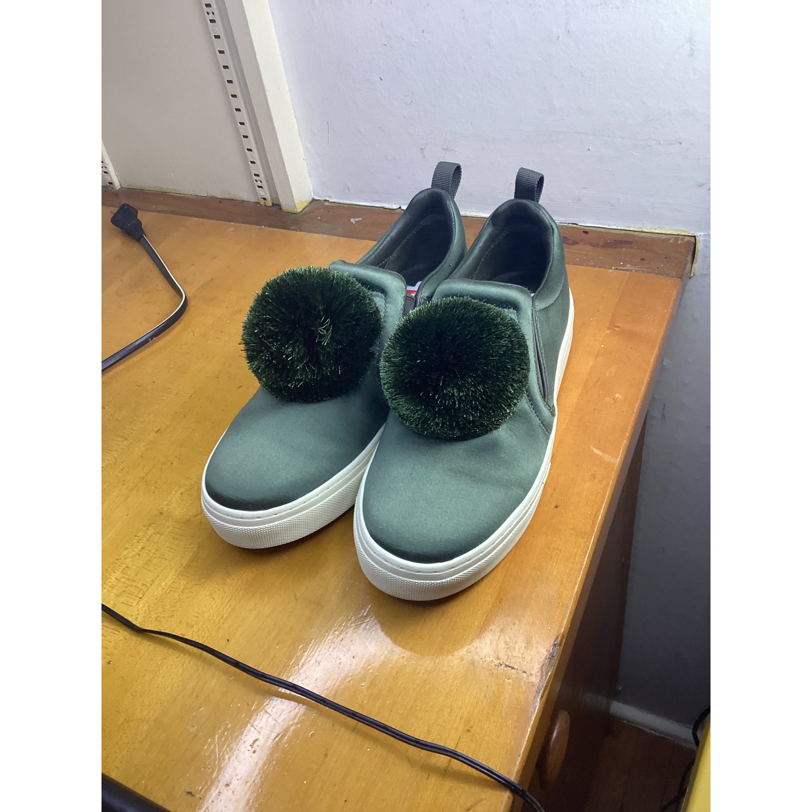 Tory Burch Women's Pom Pom Satin Platform Sneaker SIZE 9M