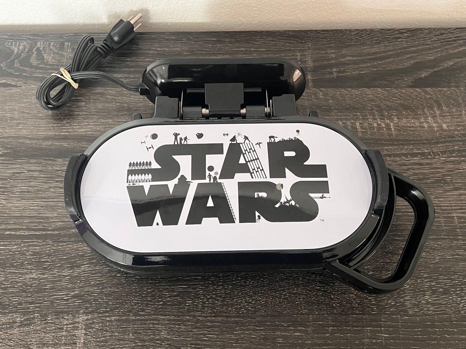 Disney Star Wars Pancake Maker w/R2D2-Darth Vader designs