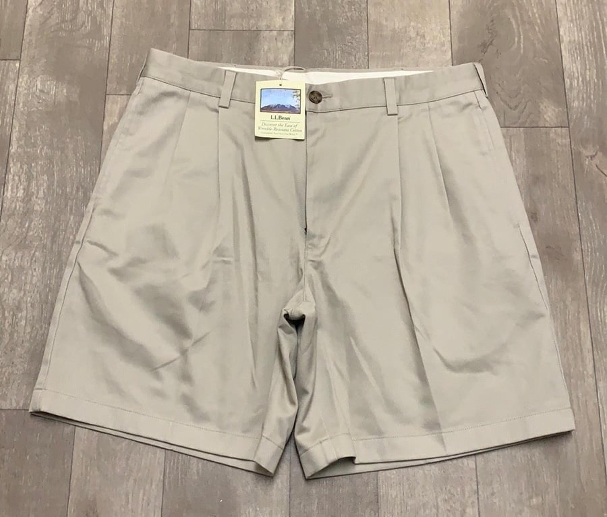 Mens NWT L.L Bean Natural Fit Casual Wrinkle Resistant Khaki Shorts