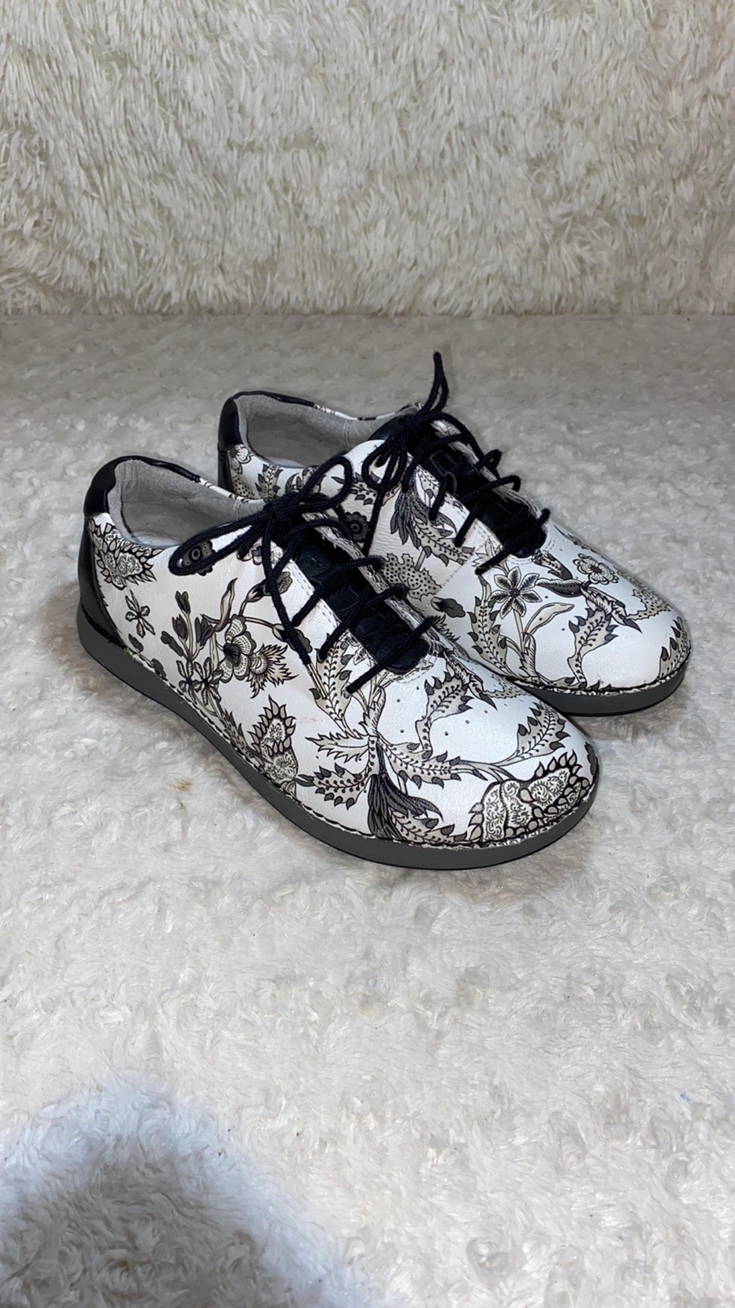 Woman Floral Oxford’s