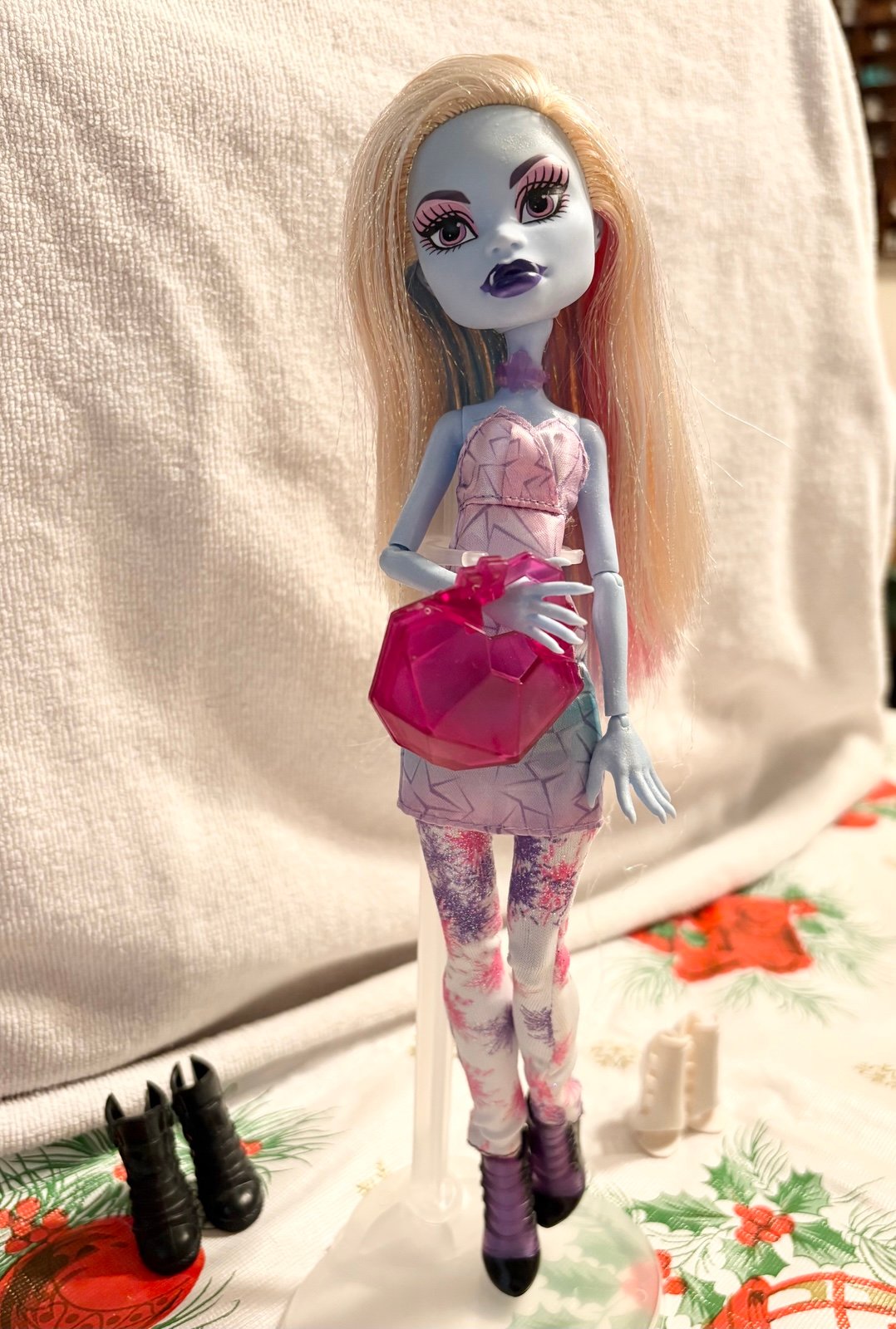 Monster High Abbey Bominable I Love Heart Fashion Doll Monster High