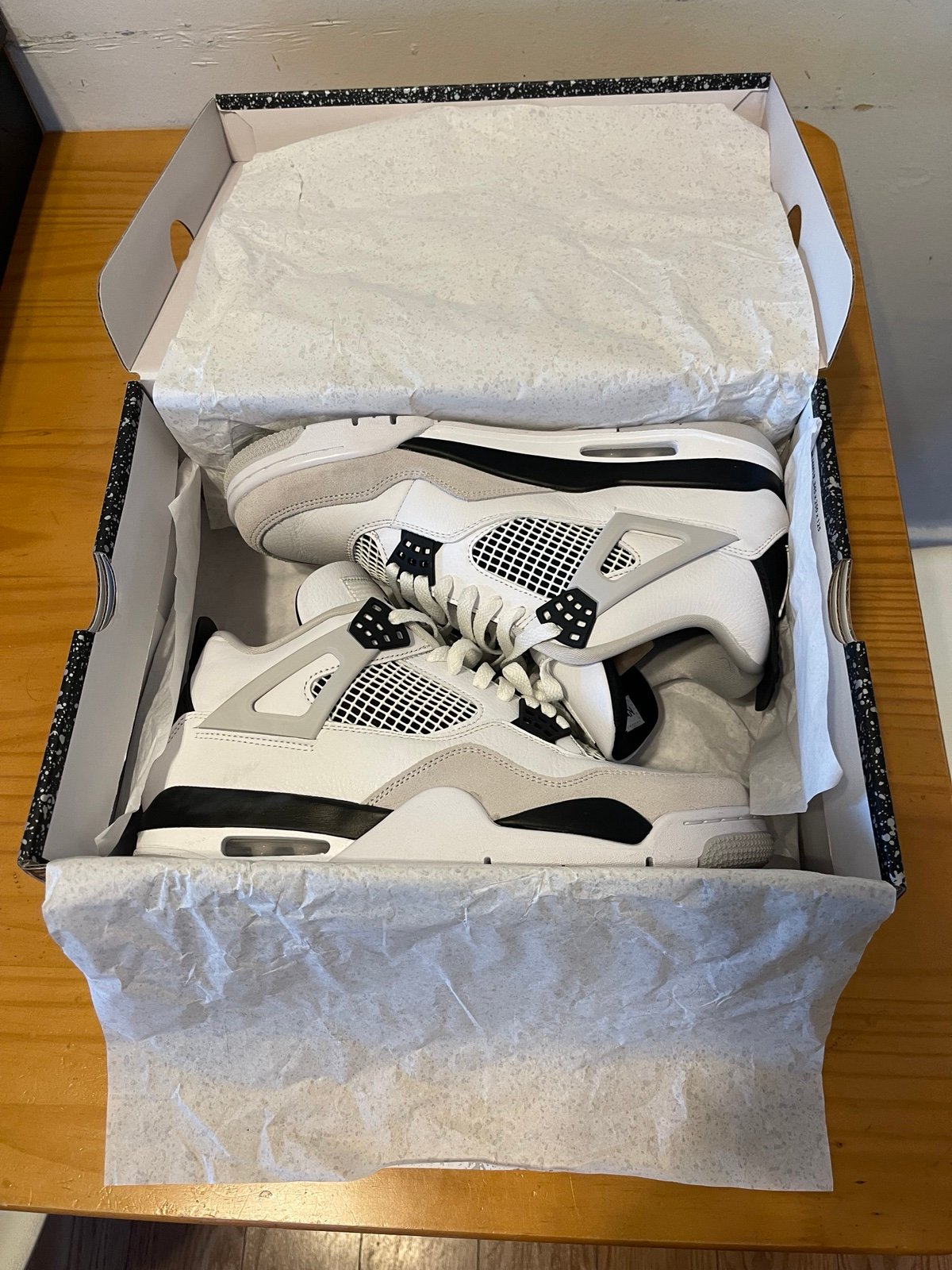 Jordan 4 Military black Size 10.5 M / 12 W