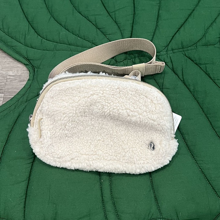Lululemon Everywhere Belt Bag Fleece Sherpa Natural Neutral