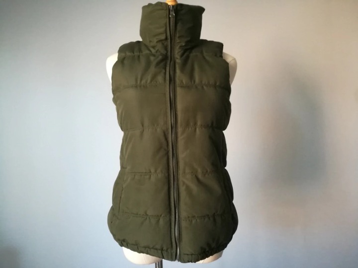 Old navy army green puffer vest zipper pockets